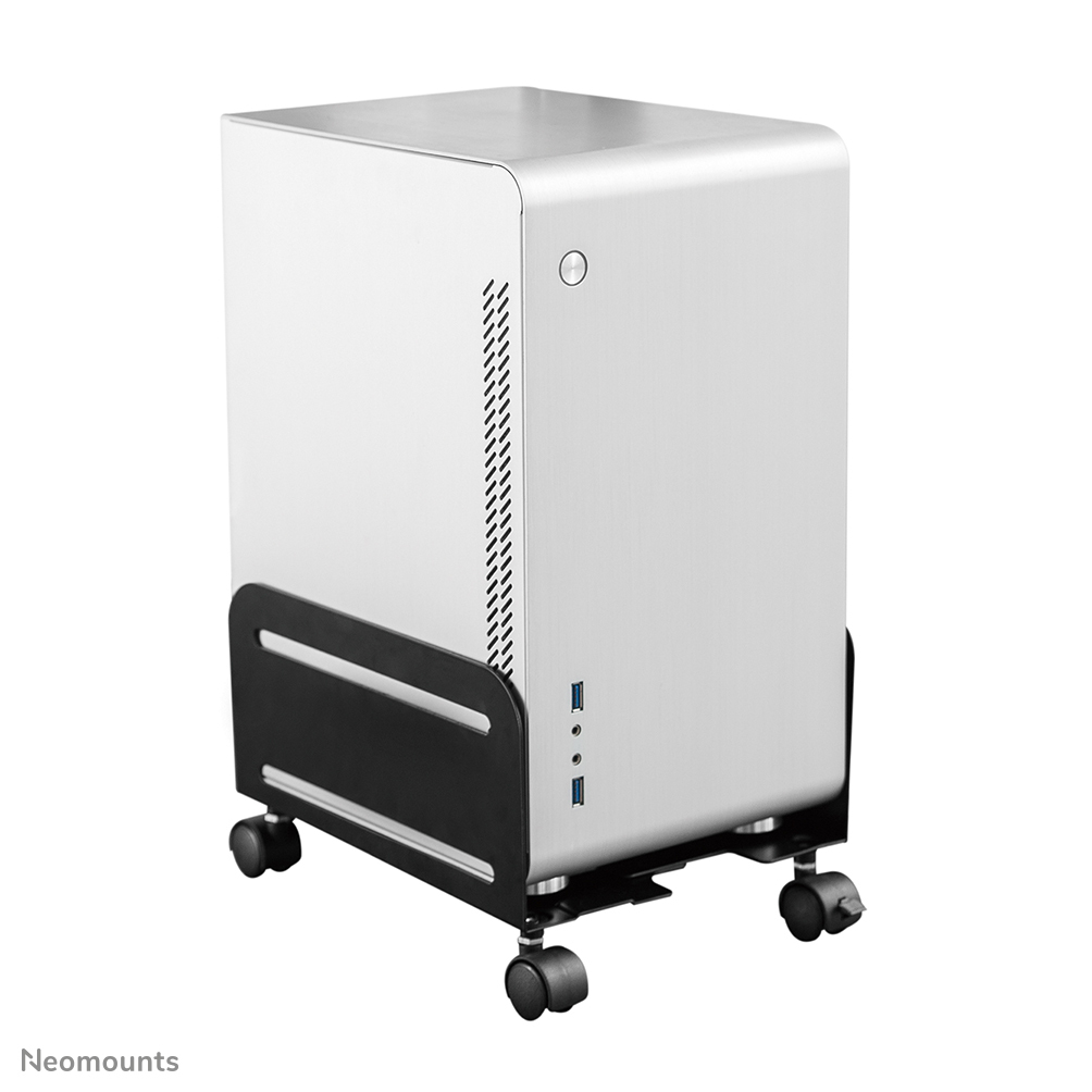 PC argentato su supporto nero con ruote. Sfondo bianco.