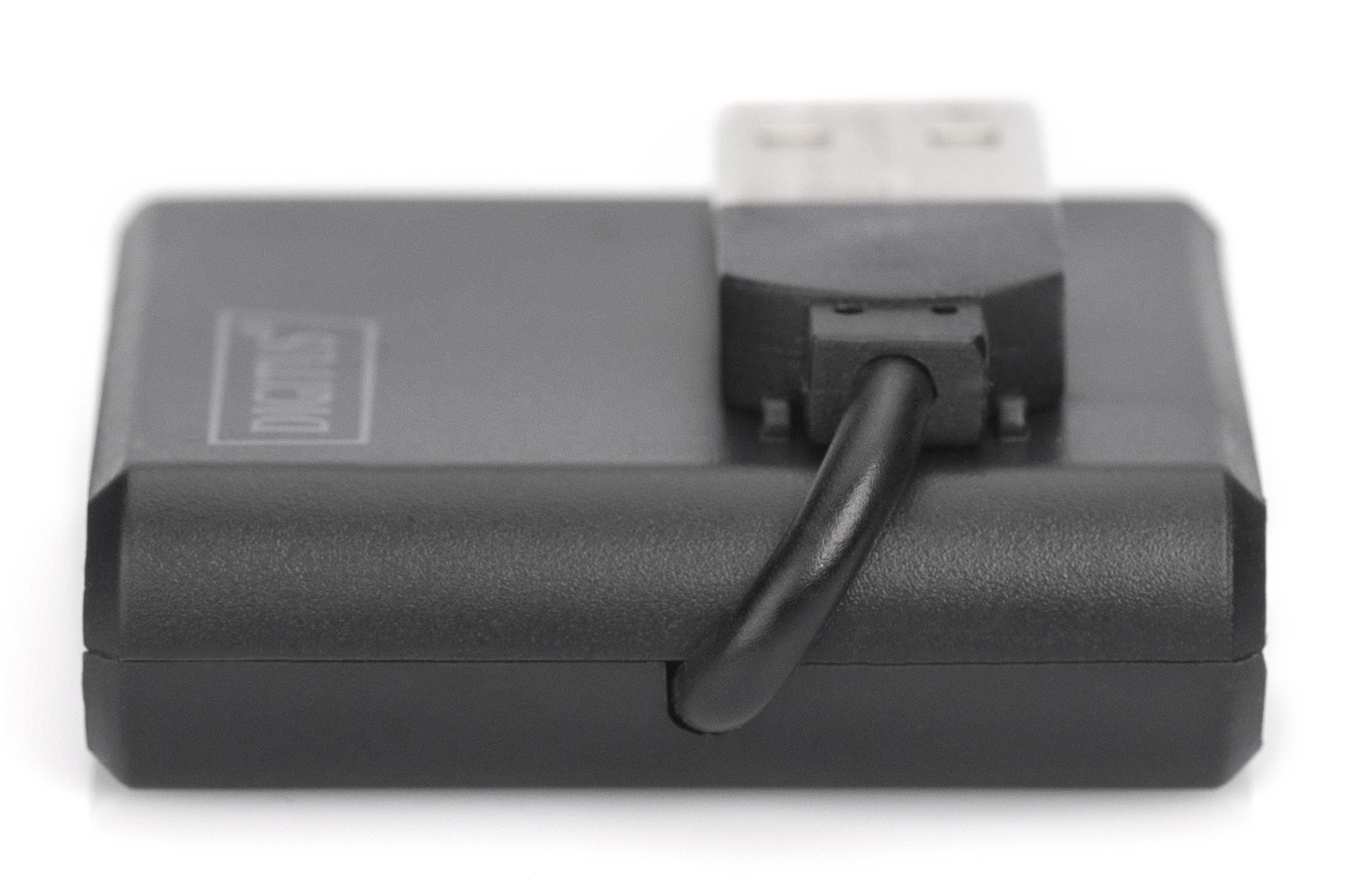 USB kablo bağlantılı siyah DIGITUS cihaz, yakın çekim.