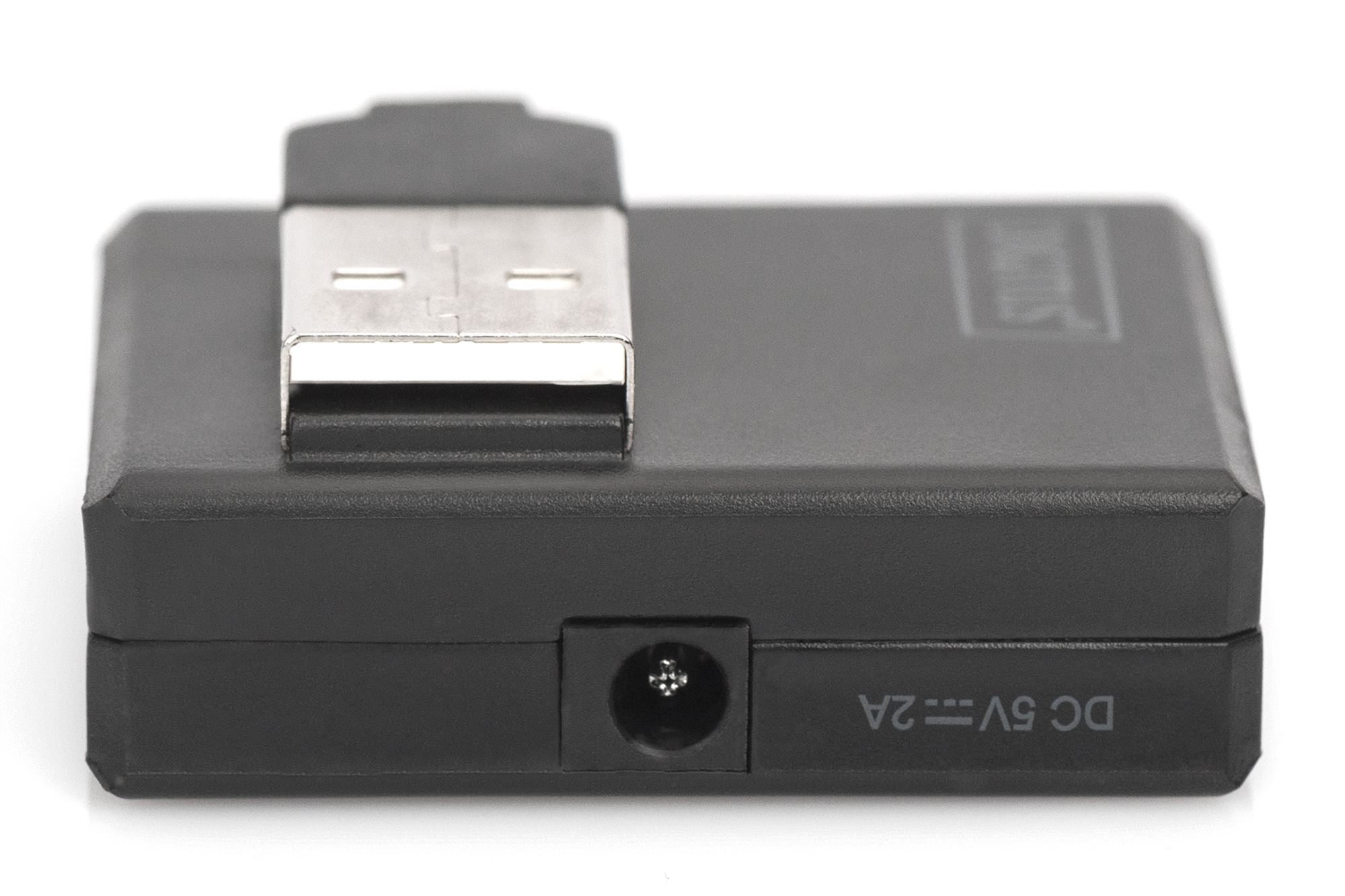 USB bağlantı noktalı ve DC 5V 2A soketli siyah adaptör.