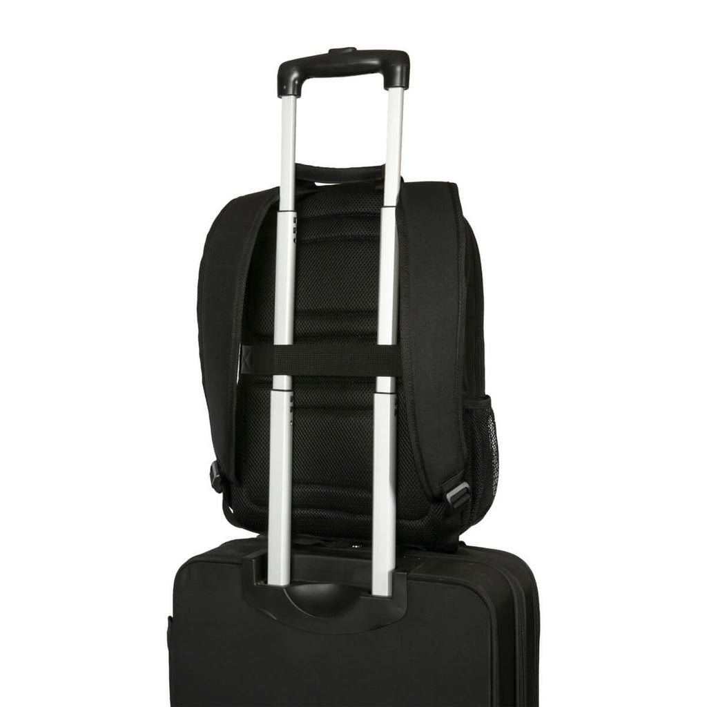 Zaino nero su trolley nero con manici estesi.