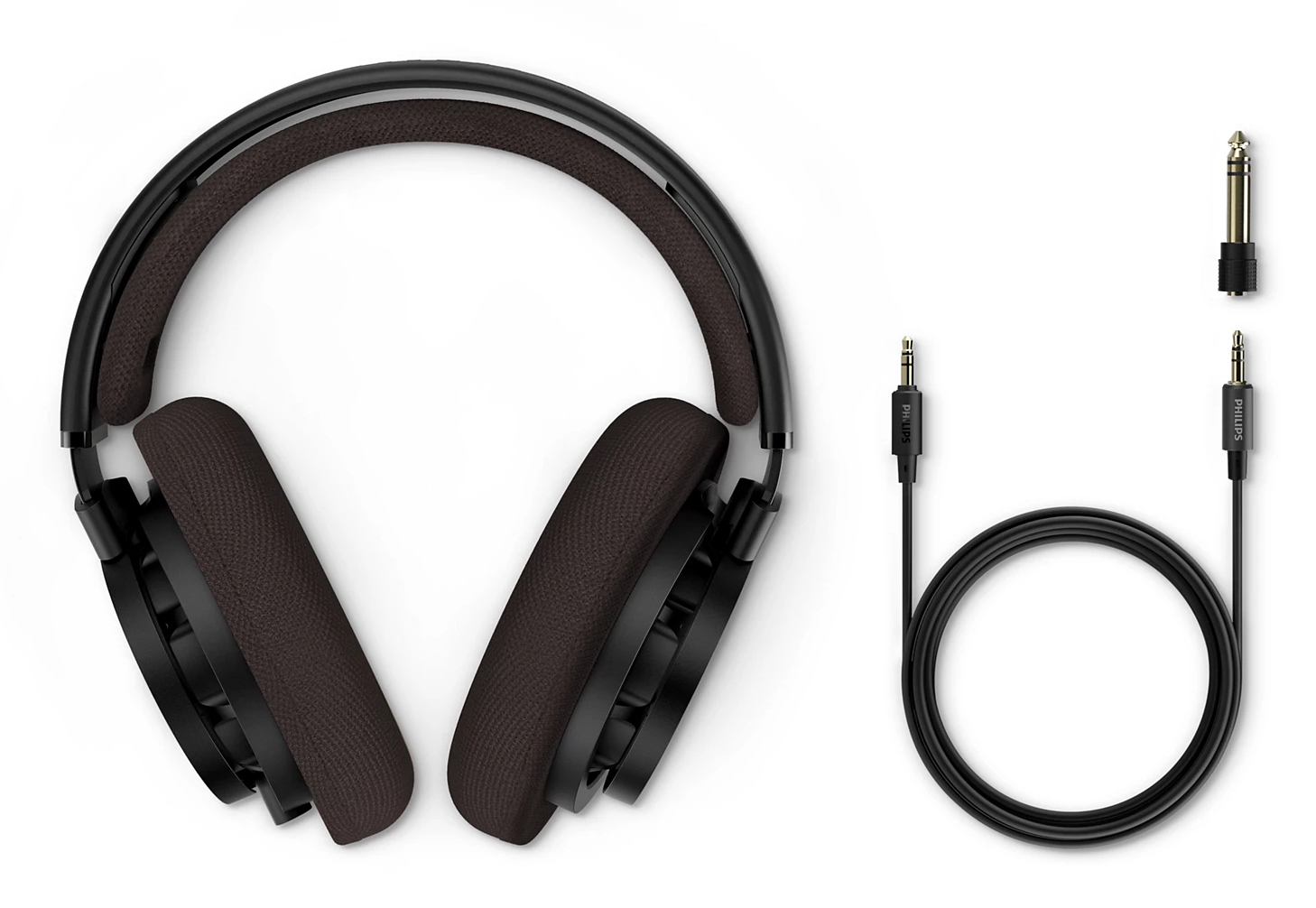 Czarne słuchawki z brązowymi nausznikami i czarnym kablem z adapterem.