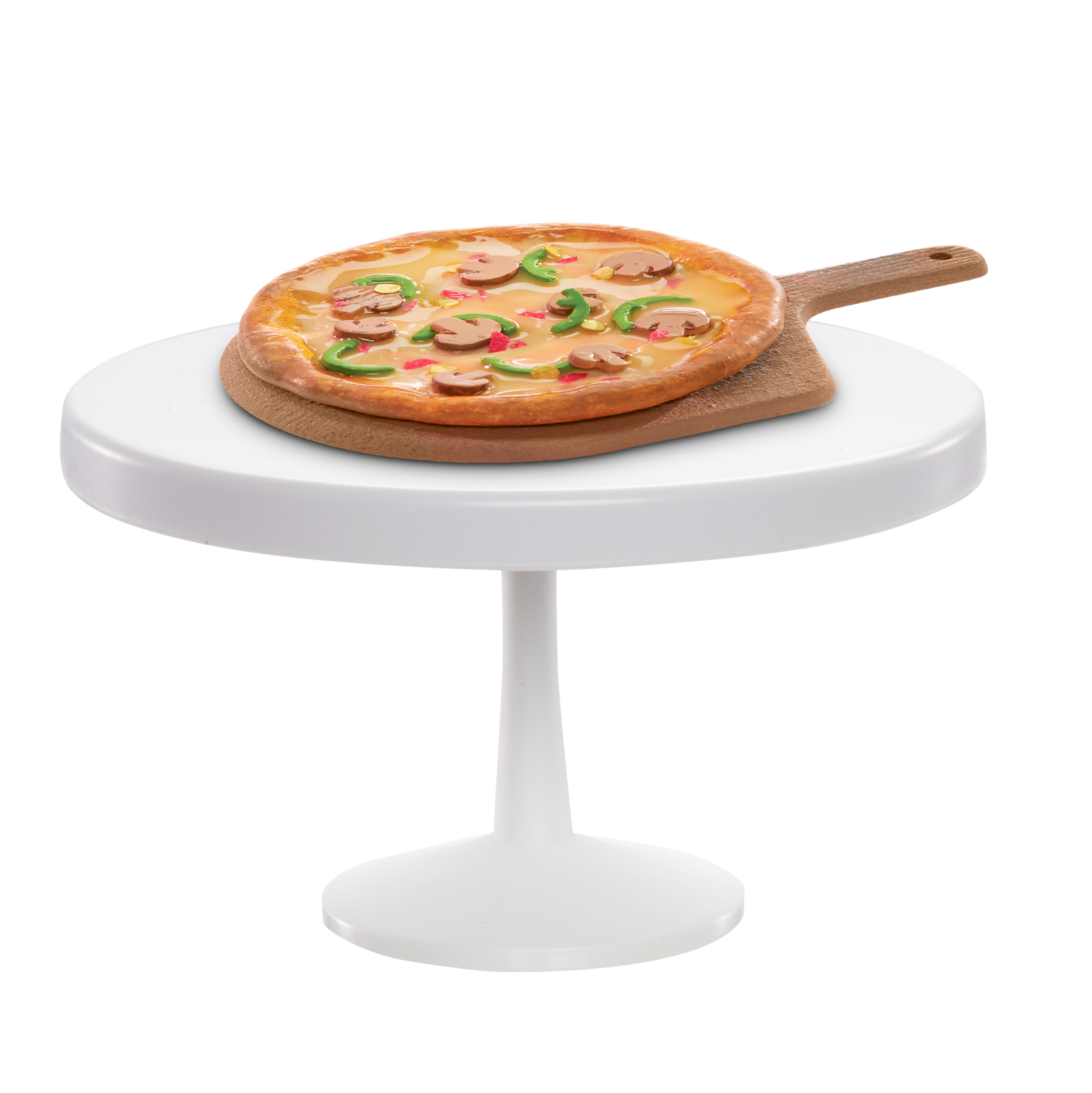 Pizza con funghi e peperoni su tagliere in legno su tavolo bianco.