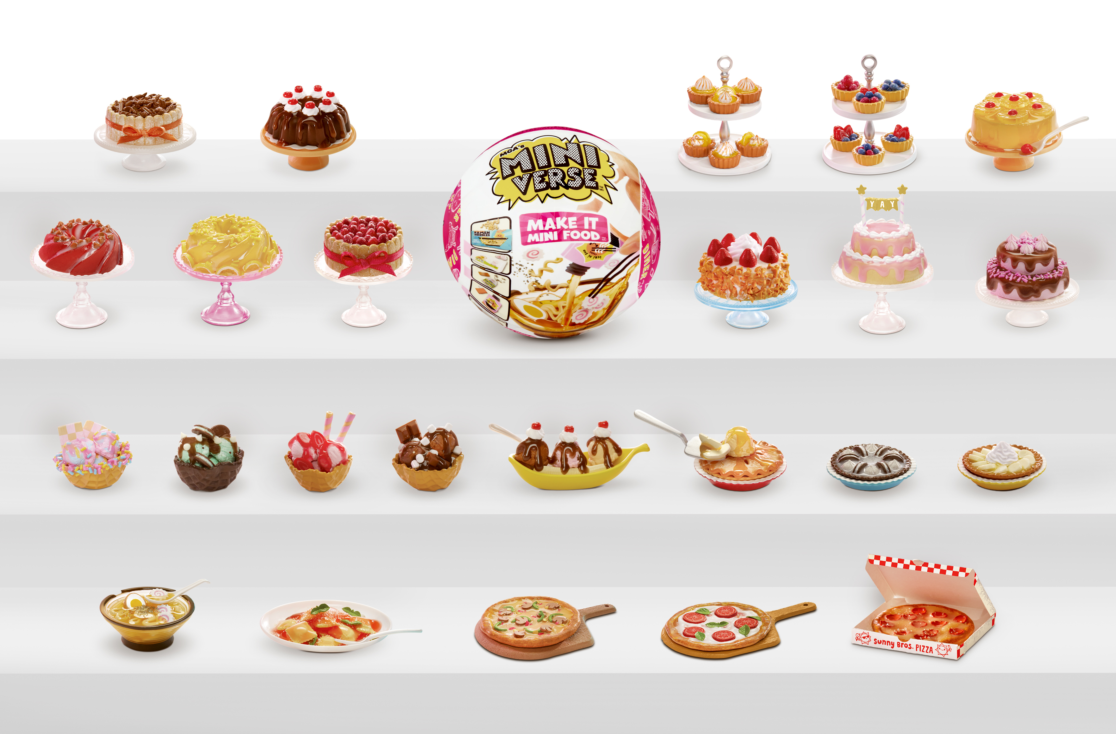 Dolci e cibi in miniatura su scaffali: torte, gelati, pizza, ramen.