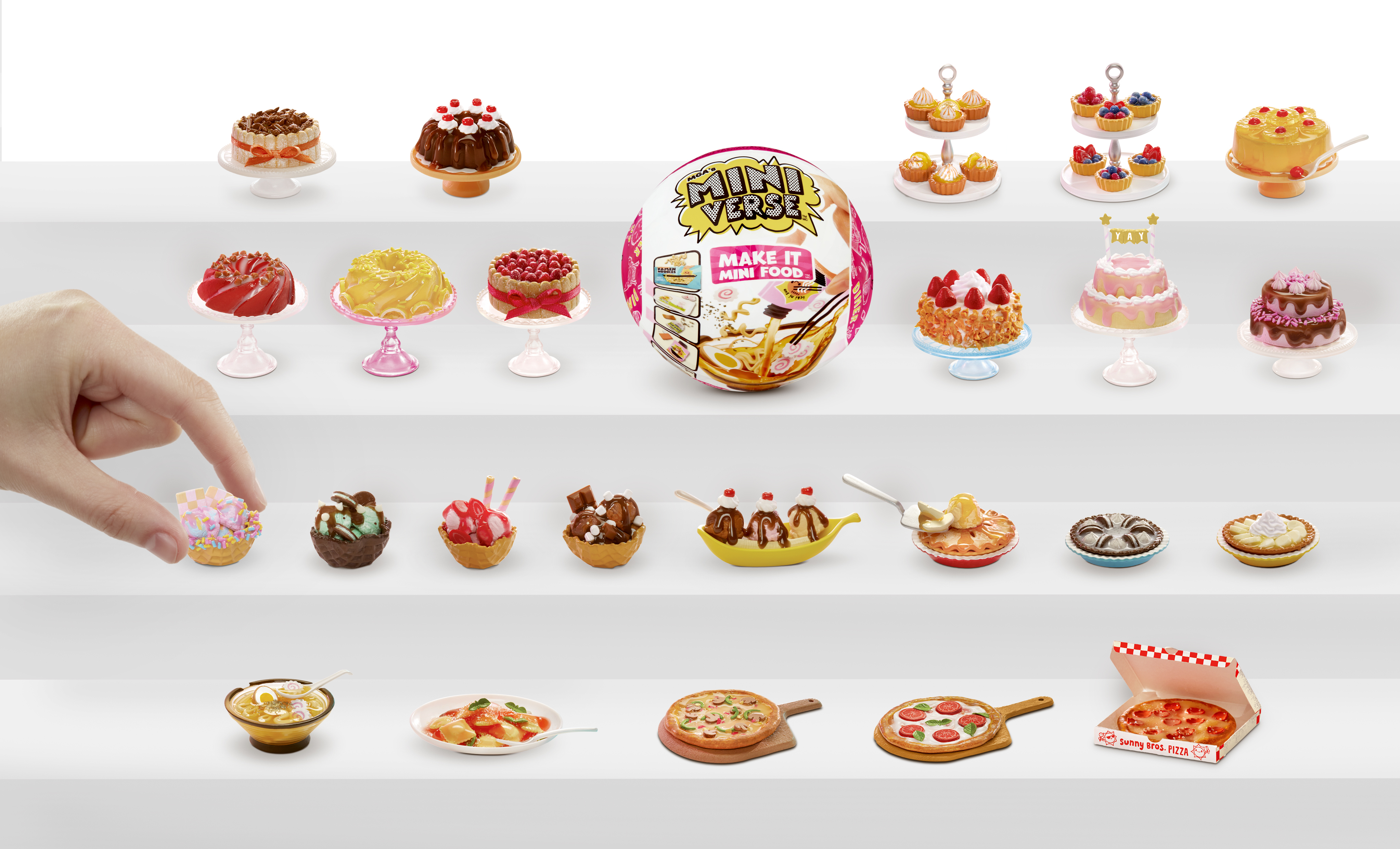 Dolci e cibi in miniatura, tra cui torte, gelati, pizza e ramen.