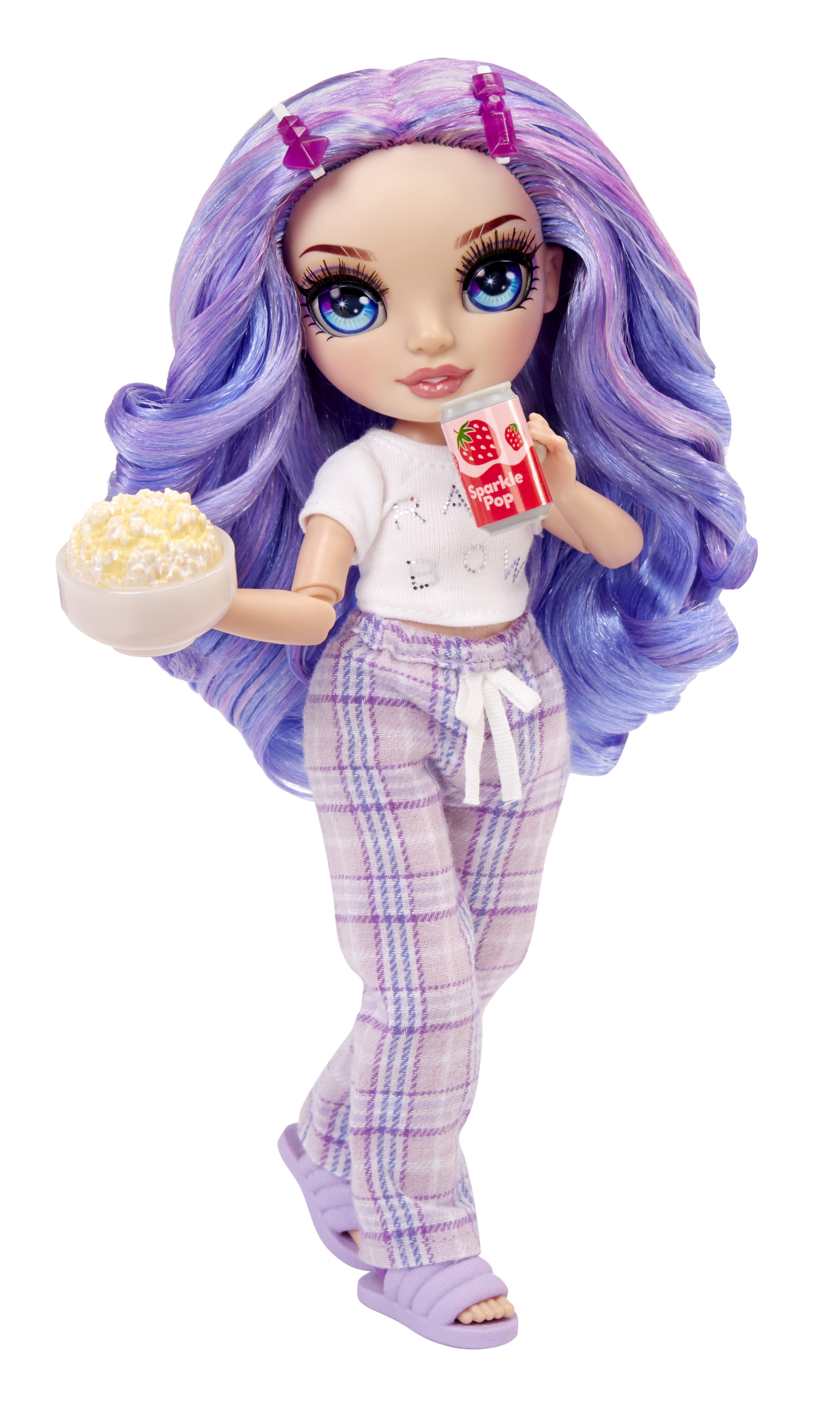 Bambola con capelli viola in pigiama tiene ciotola pop-corn e lattina soda.