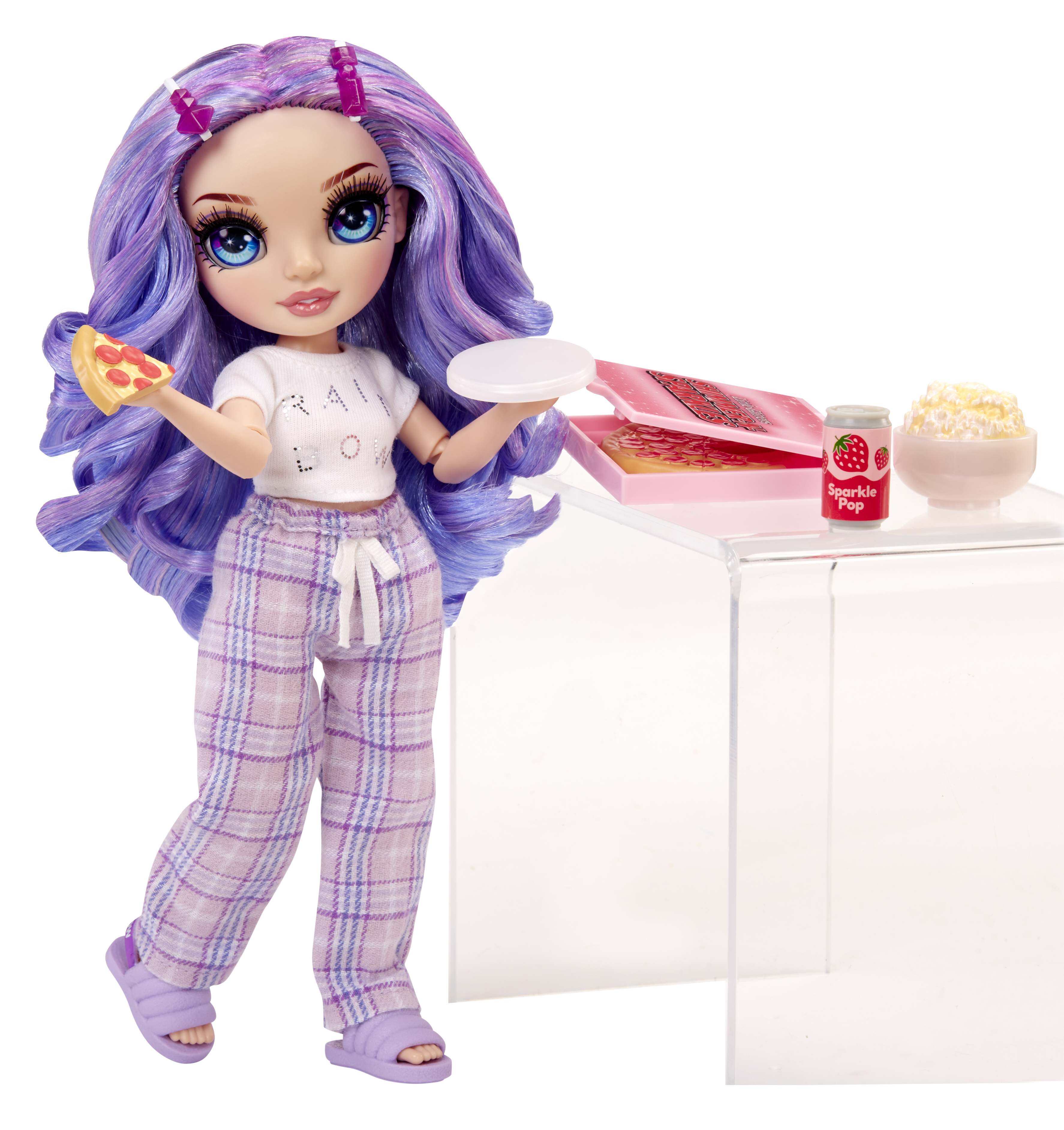 Bambola in pigiama a quadri viola tiene pizza e piatto. Pizza, bevanda e popcorn.