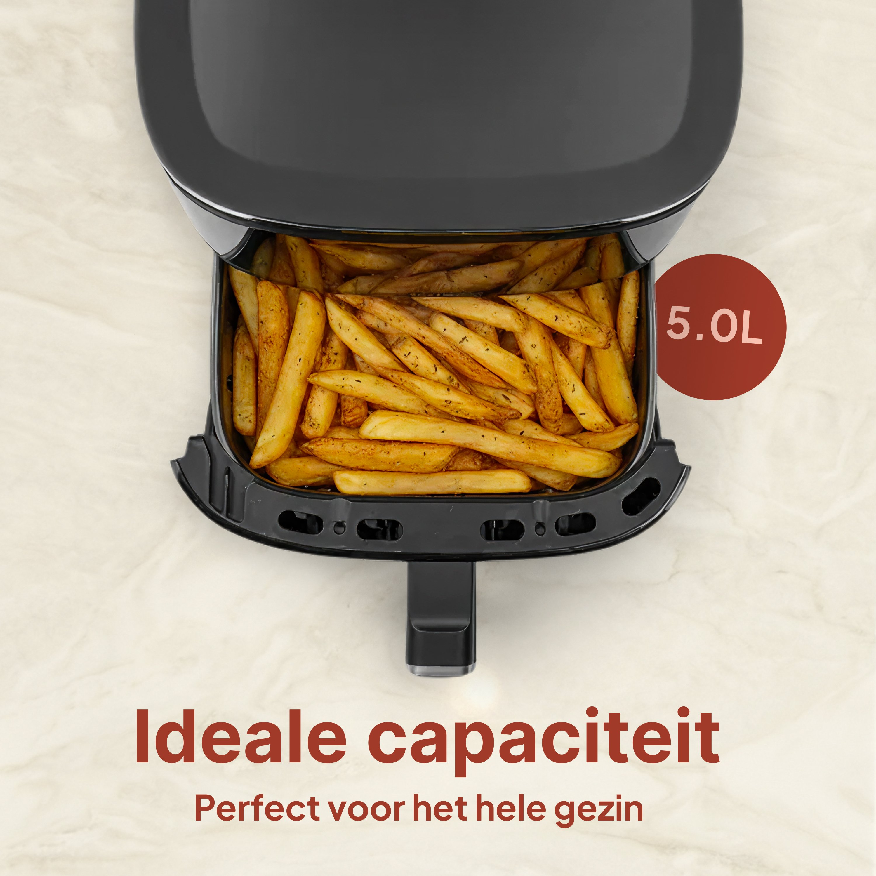 Een zwarte airfryer met 5.0L inhoud, gevuld met goudbruine friet.
