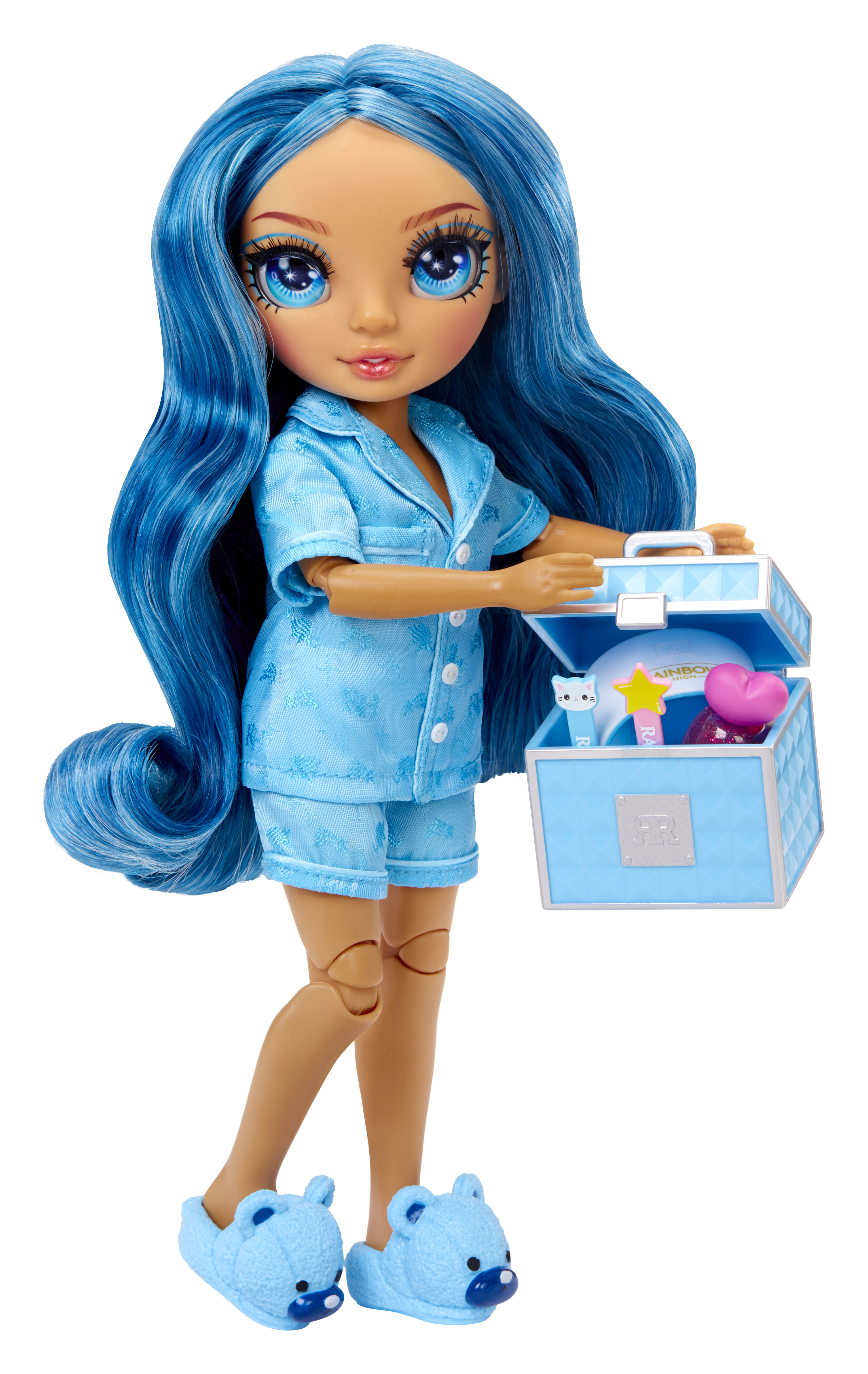 Una bambola con capelli blu indossa un pigiama blu e pantofole a orsetto, tiene una scatola aperta.