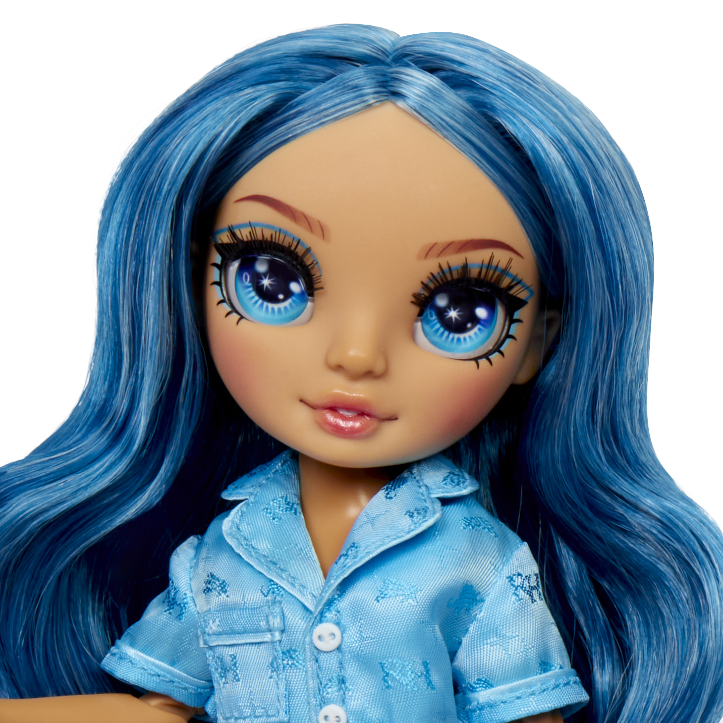 Bambola con lunghi capelli blu che indossa un pigiama blu a stelle.