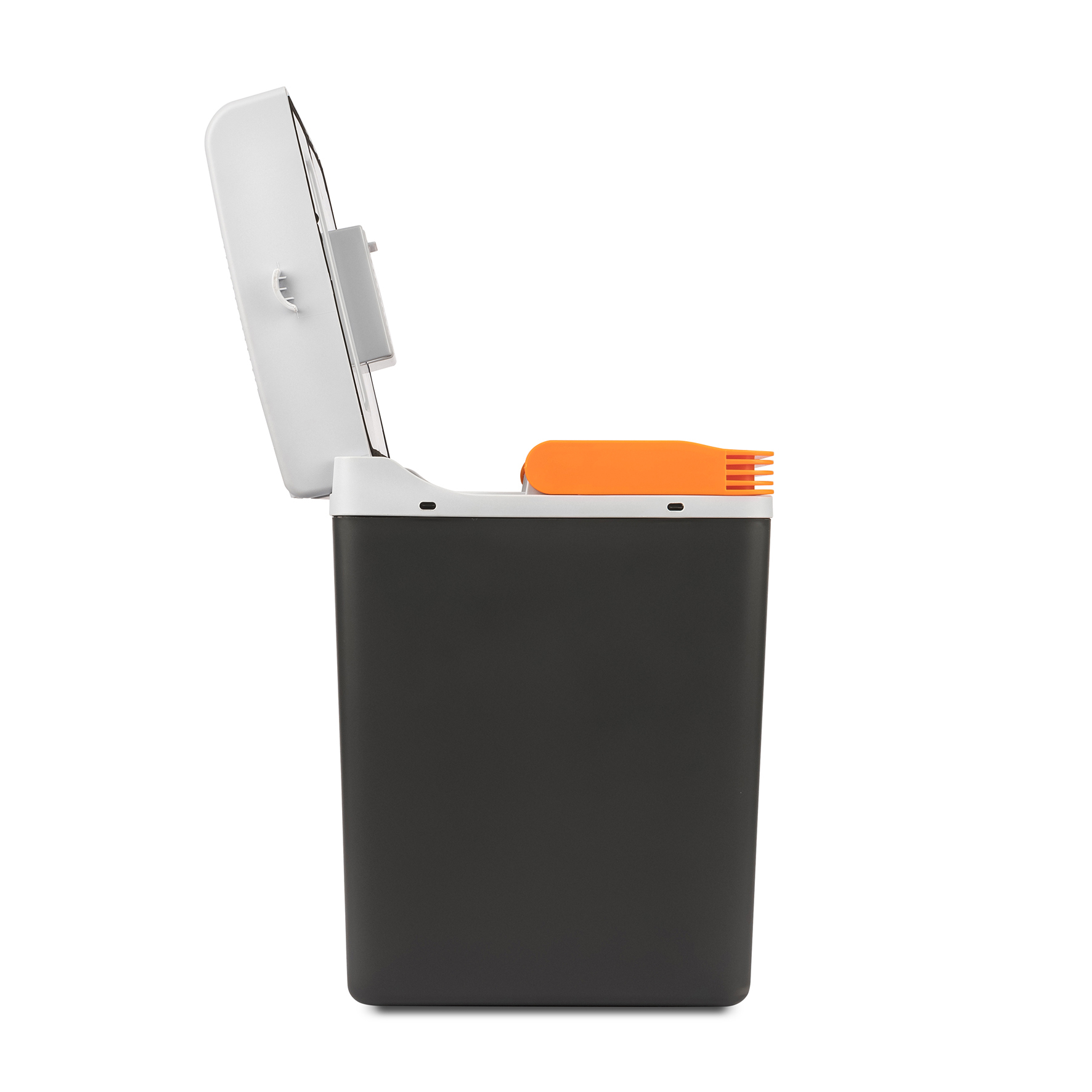 Een donkere container met een open witte deksel en een oranje handvat.