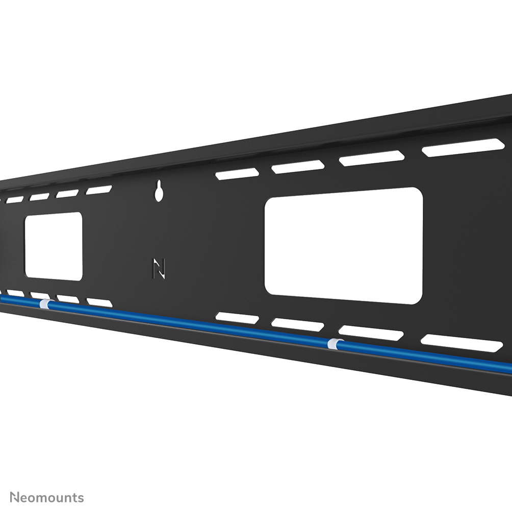 Zwarte wandmontagebeugel met blauwe kabels en rechthoekige uitsparingen.
