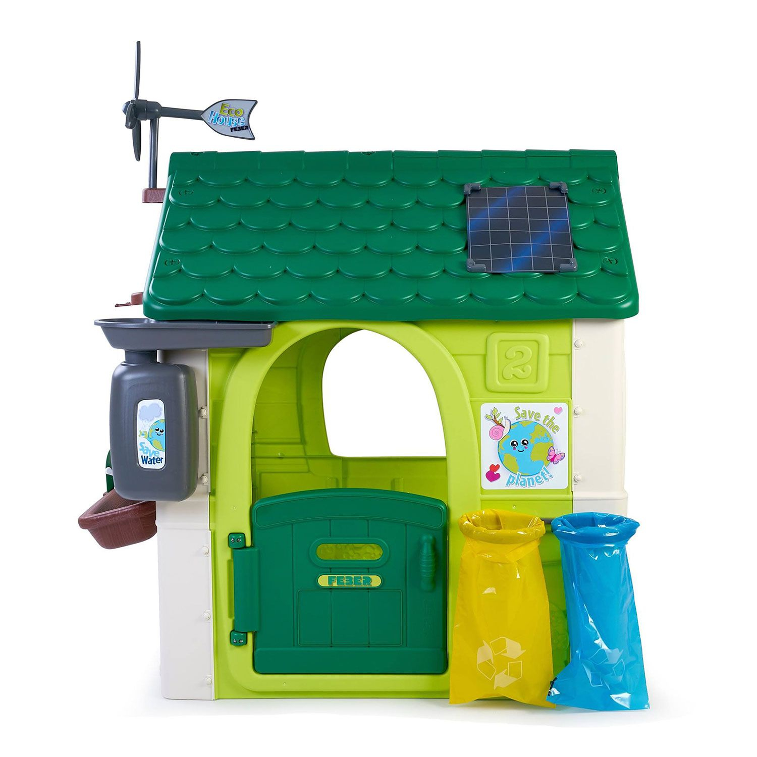 Una casa gioco verde con pannello solare, mulino a vento e sacchi della spazzatura.