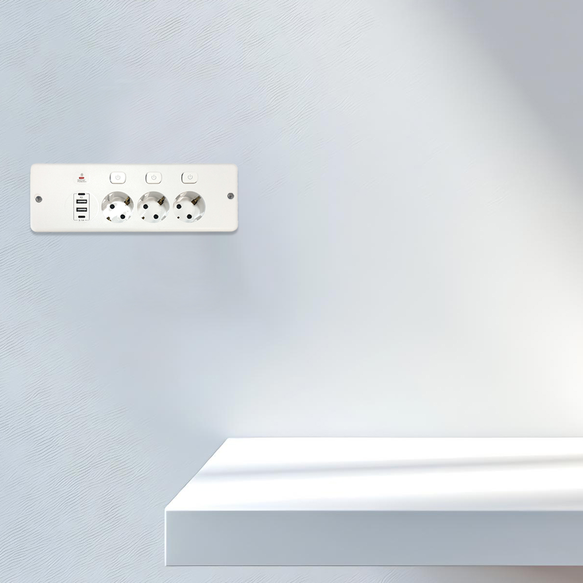 Biała listwa zasilająca z trzema gniazdami i dwoma portami USB.