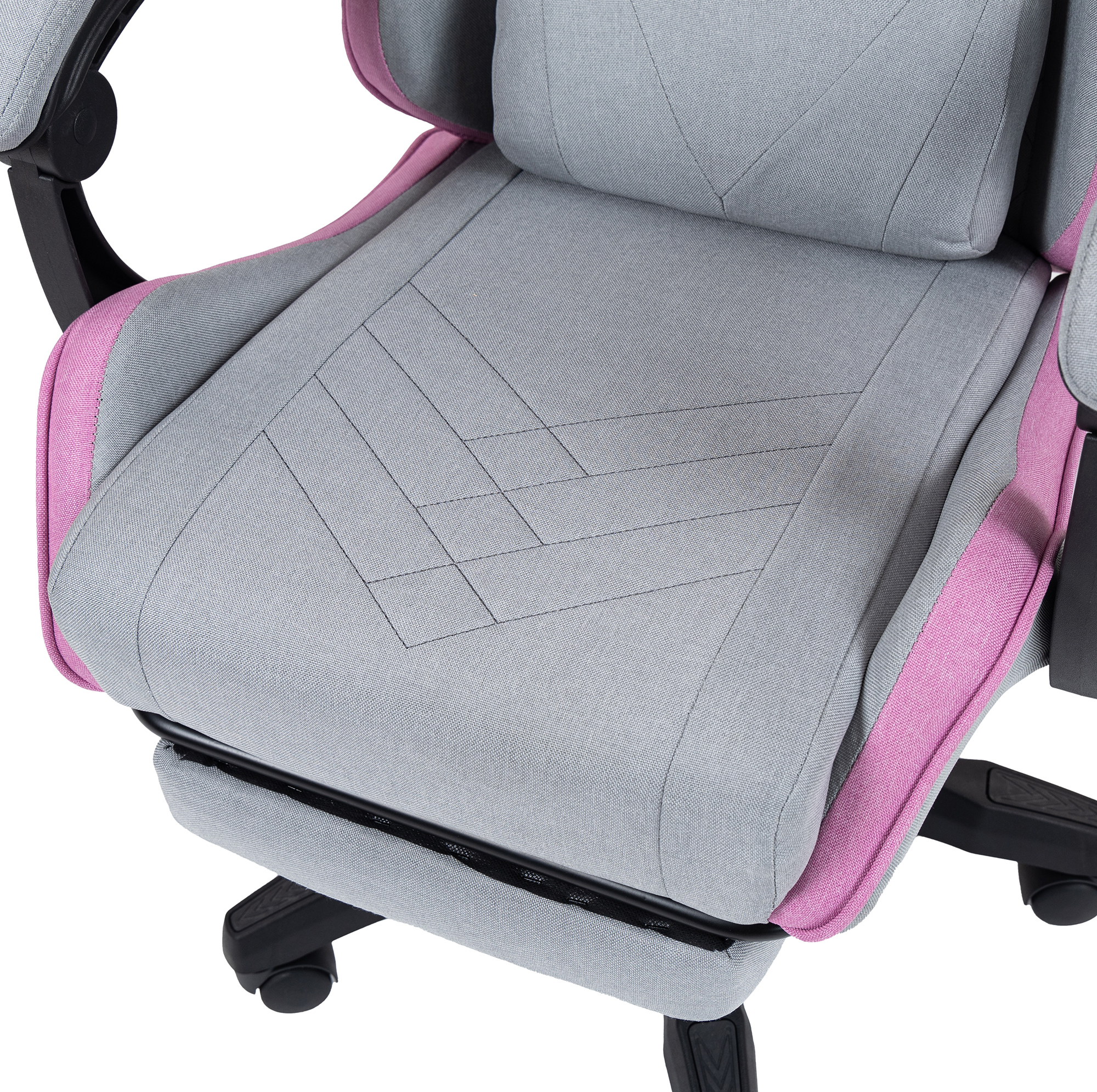 Silla de oficina gris con detalles rosas y reposapiés, primer plano.