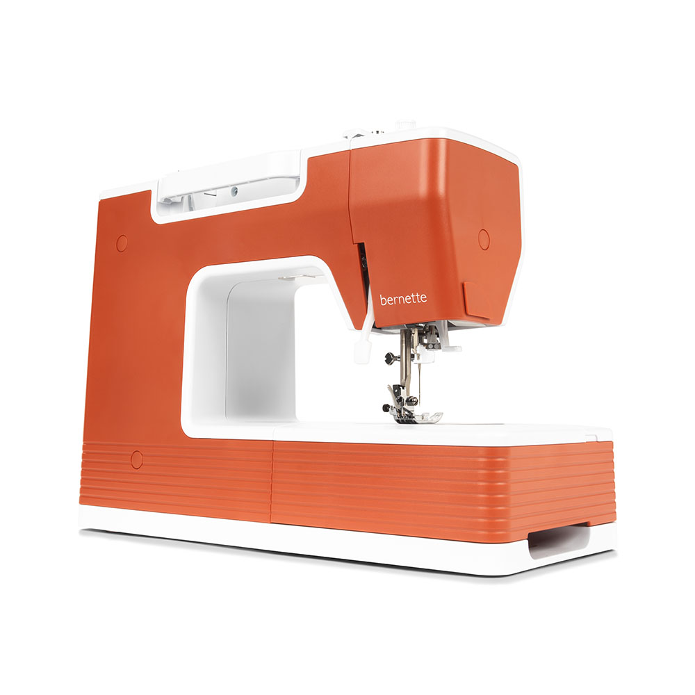 Una máquina de coser Bernette naranja y blanca se muestra sobre un fondo blanco.