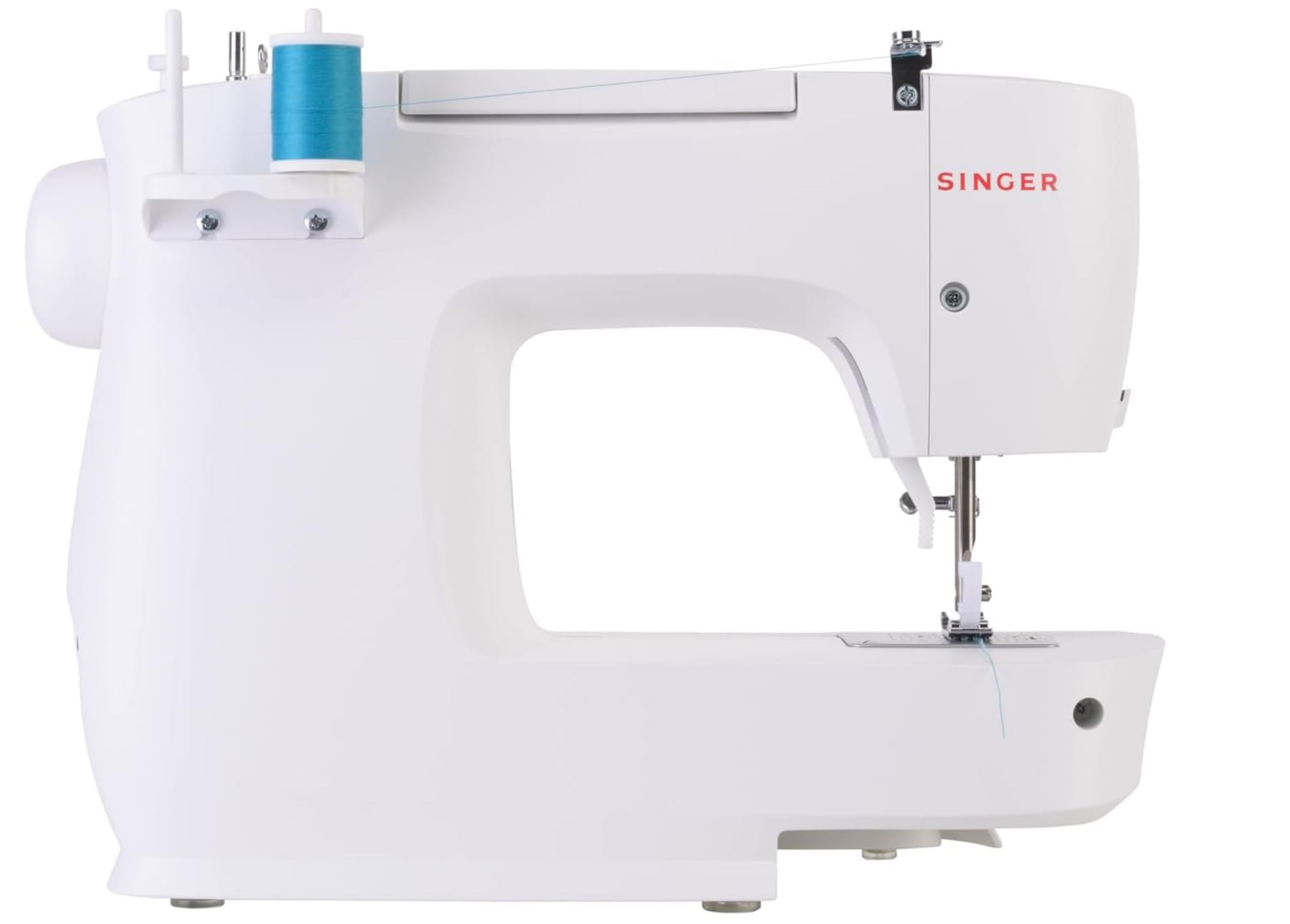 Una máquina de coser Singer blanca con hilo azul en el portacarretes.