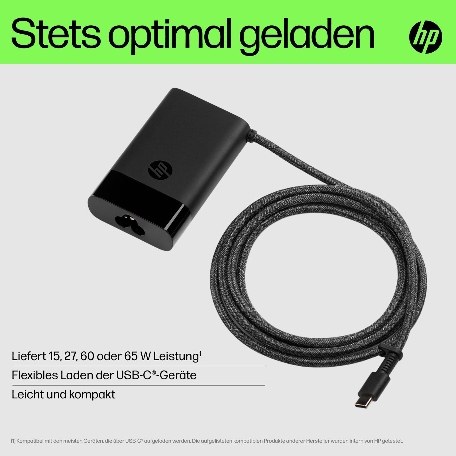 Adattatore di alimentazione HP USB-C nero con cavo su sfondo grigio.