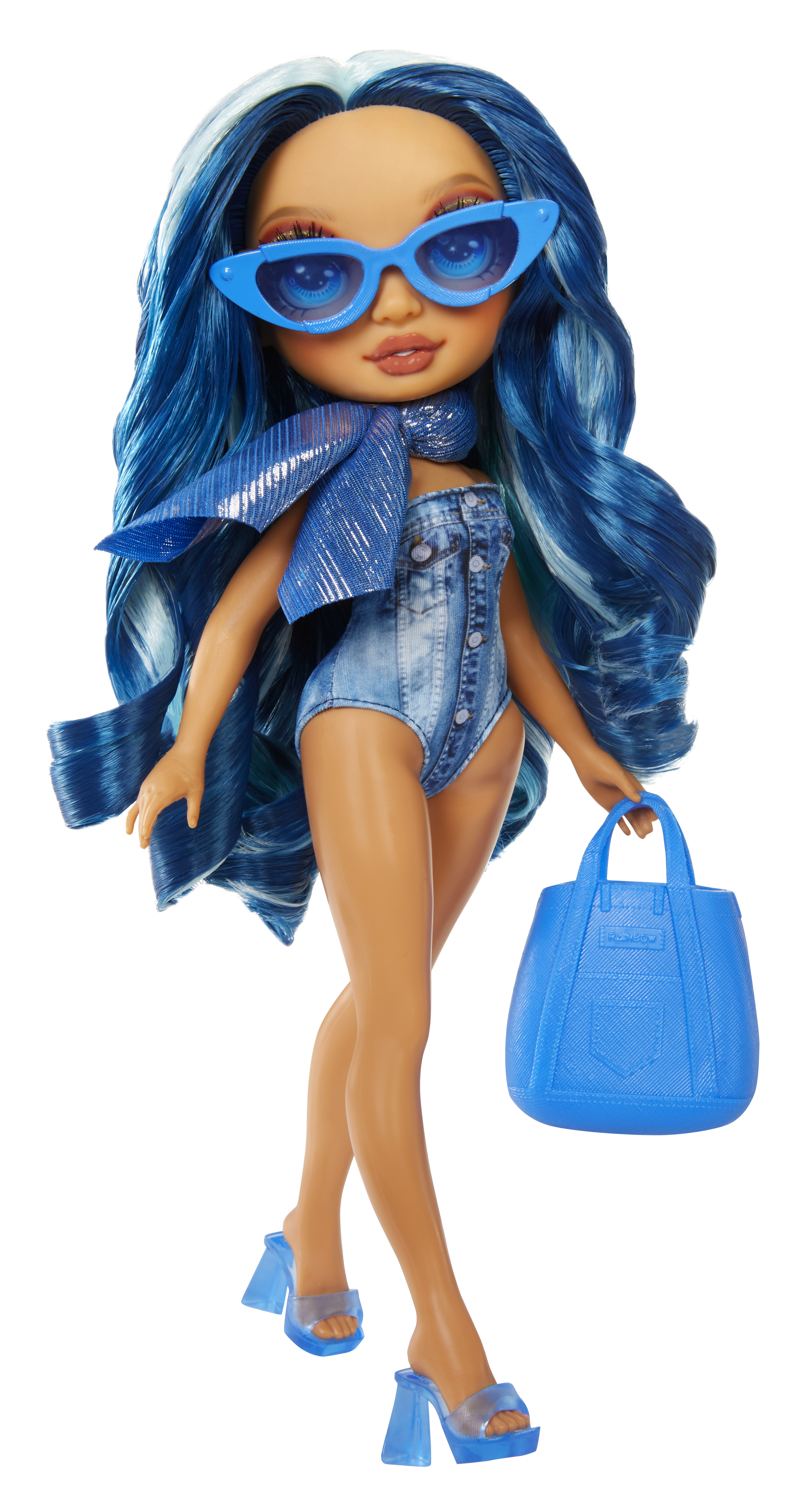 Muñeca con pelo largo azul, gafas de sol azules, atuendo de mezclilla y bolso azul.