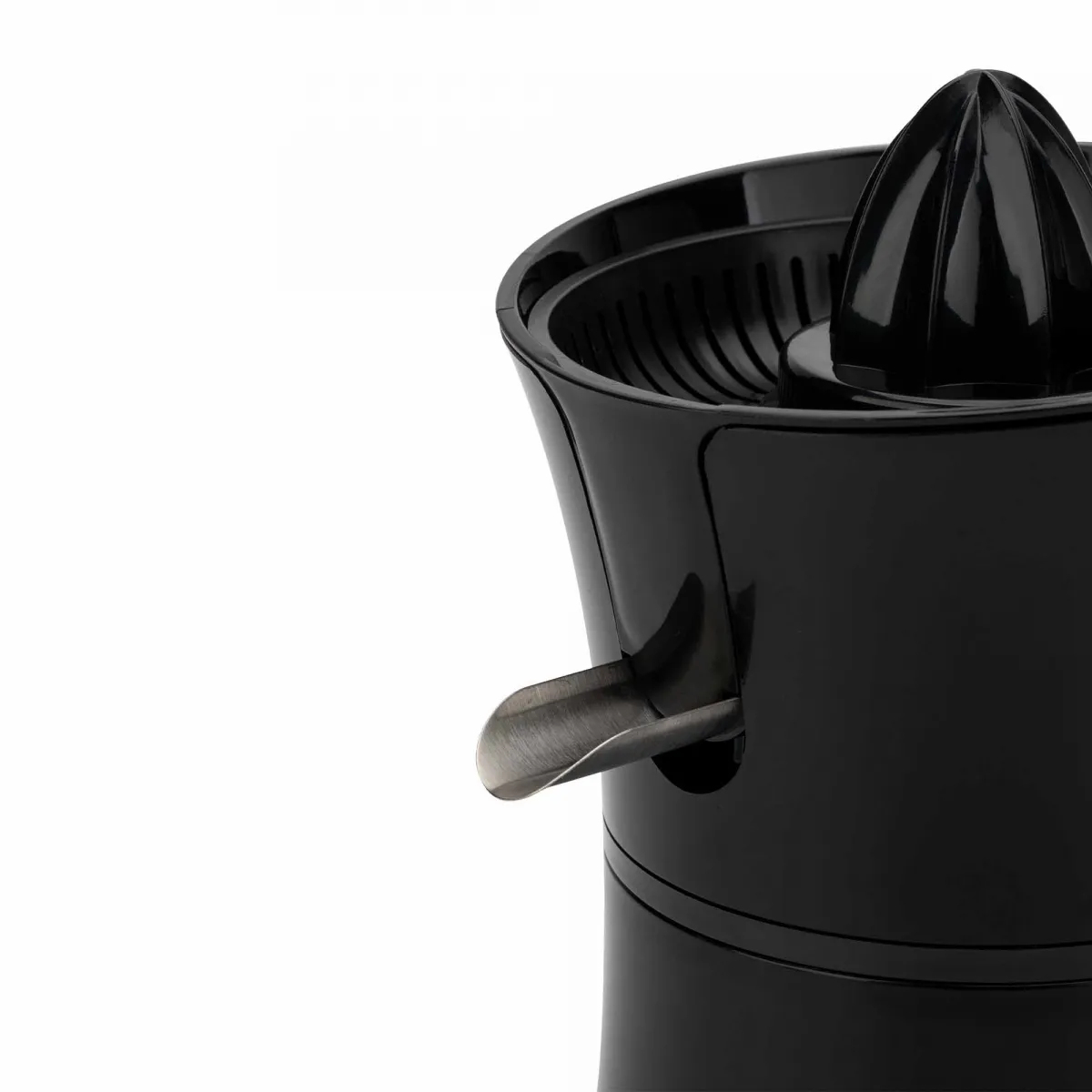 Schwarzer Entsafter mit silbernem Ausgießer und geripptem Kegel.