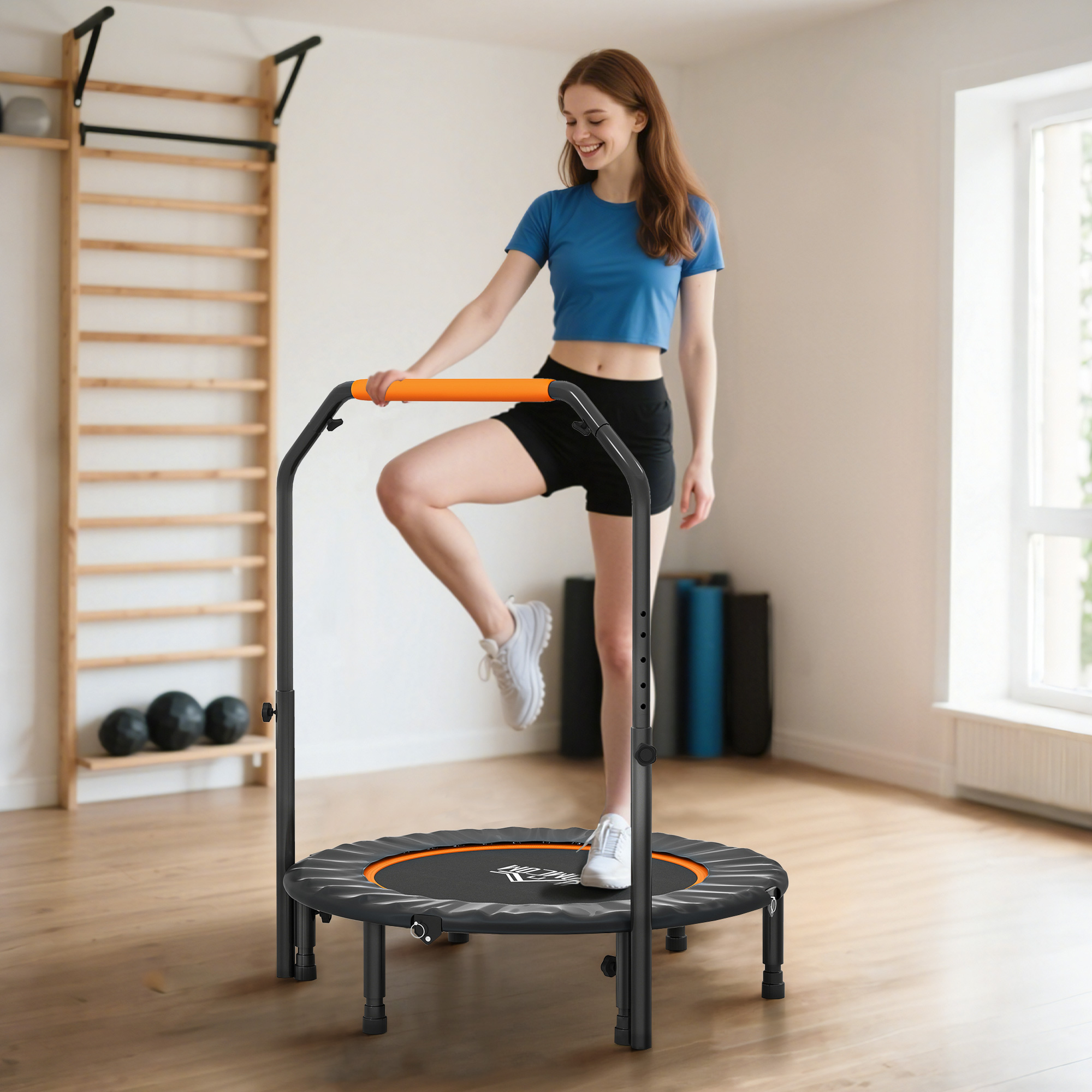 Una mujer pelirroja con top azul salta en un pequeño trampolín en un gimnasio.