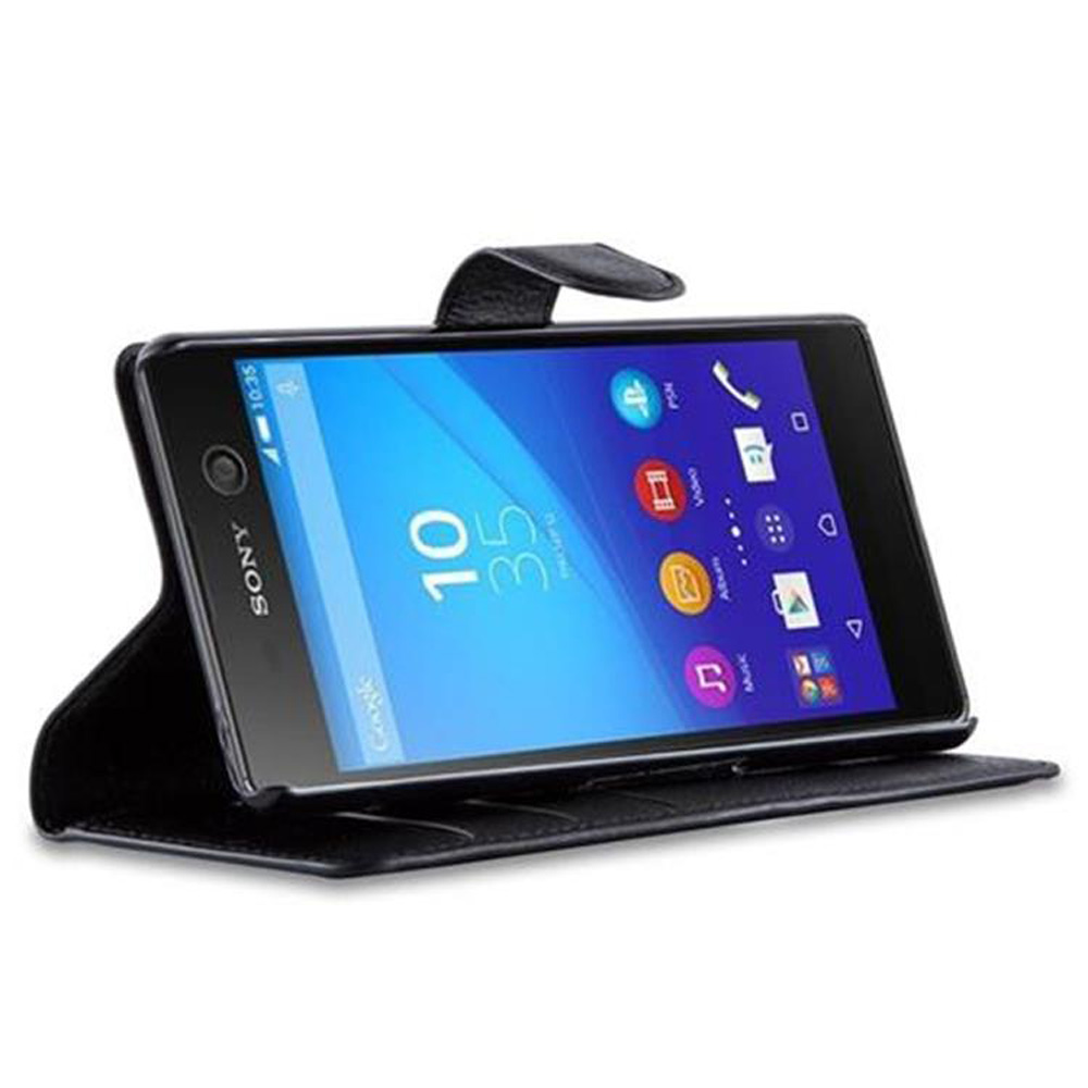 Ein schwarzes Sony Smartphone in einer schwarzen Hülle, das Display zeigt die Uhrzeit an.