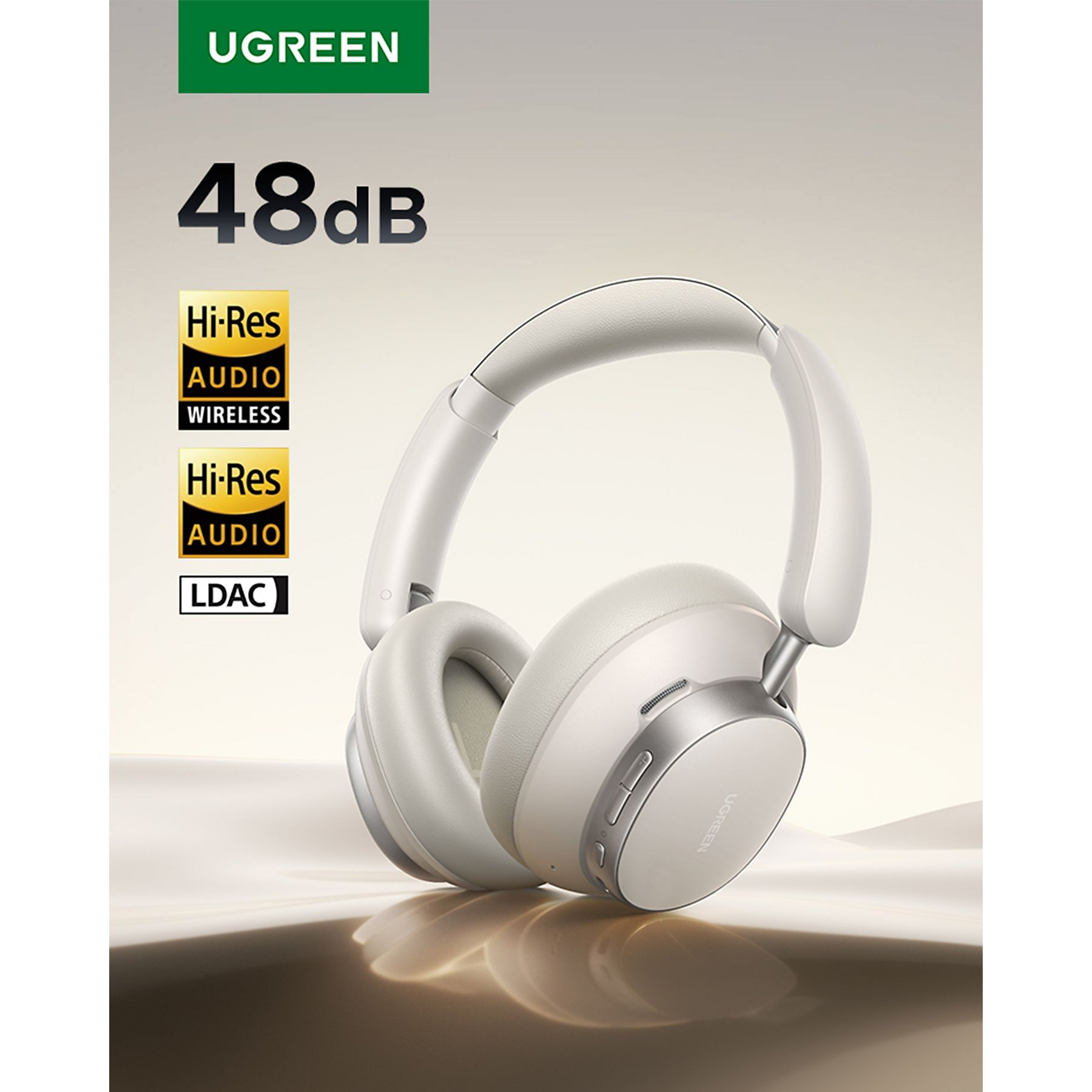 Białe słuchawki UGREEN z redukcją szumów 48dB na jasnym tle.