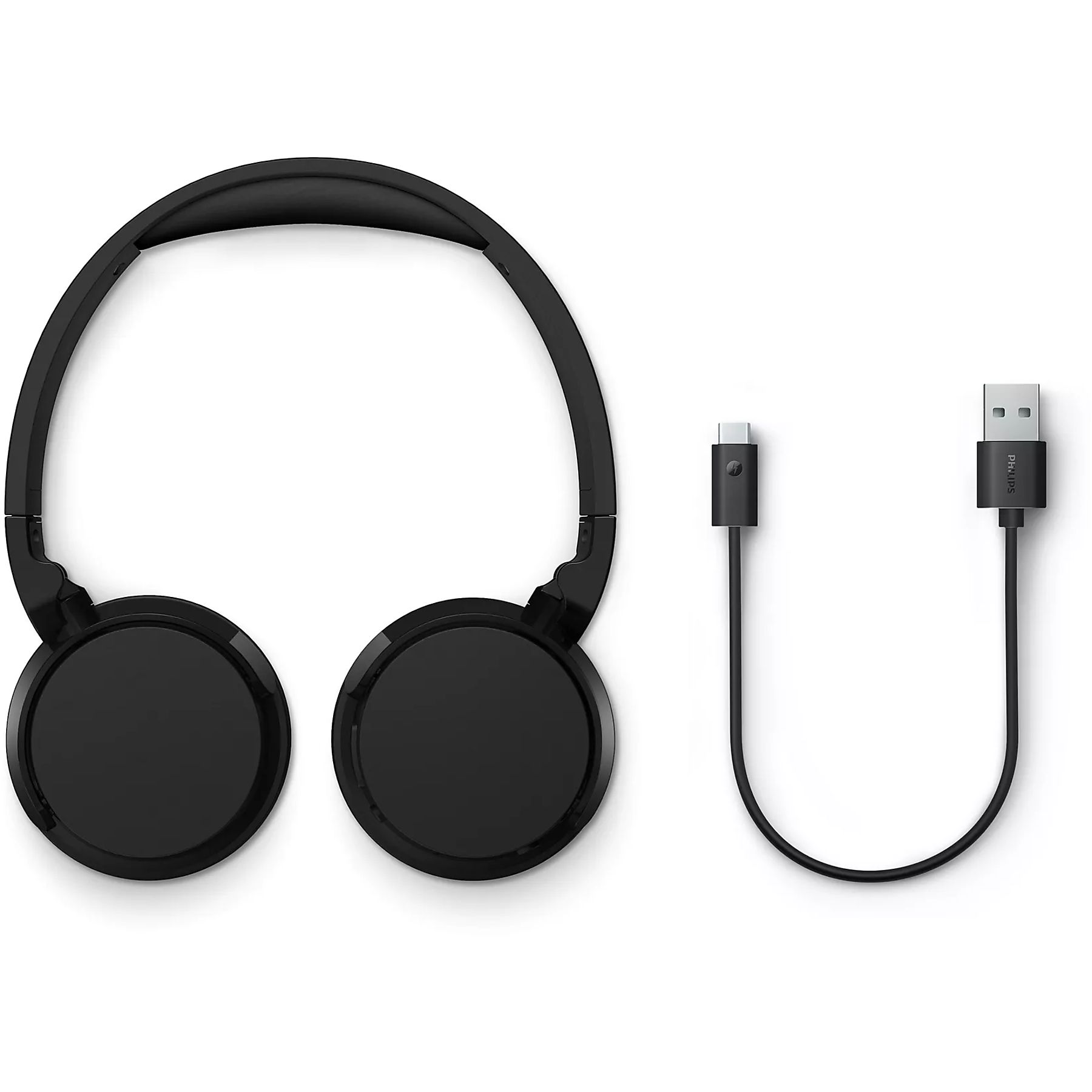 Auriculares negros y cable de carga USB-C a USB-A sobre fondo blanco.