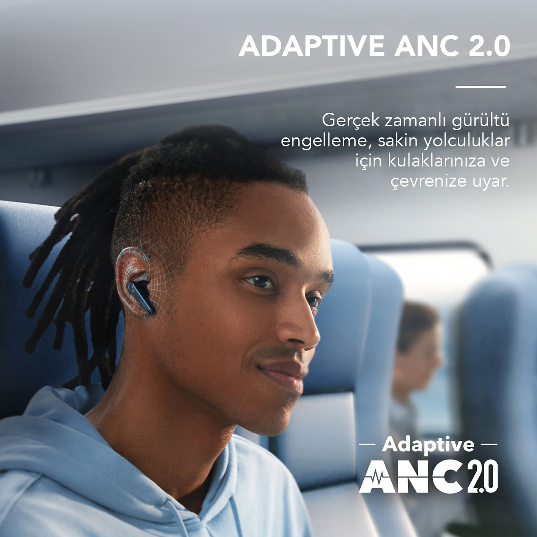 Hombre con auriculares en un tren, con texto sobre ANC Adaptativo 2.0.