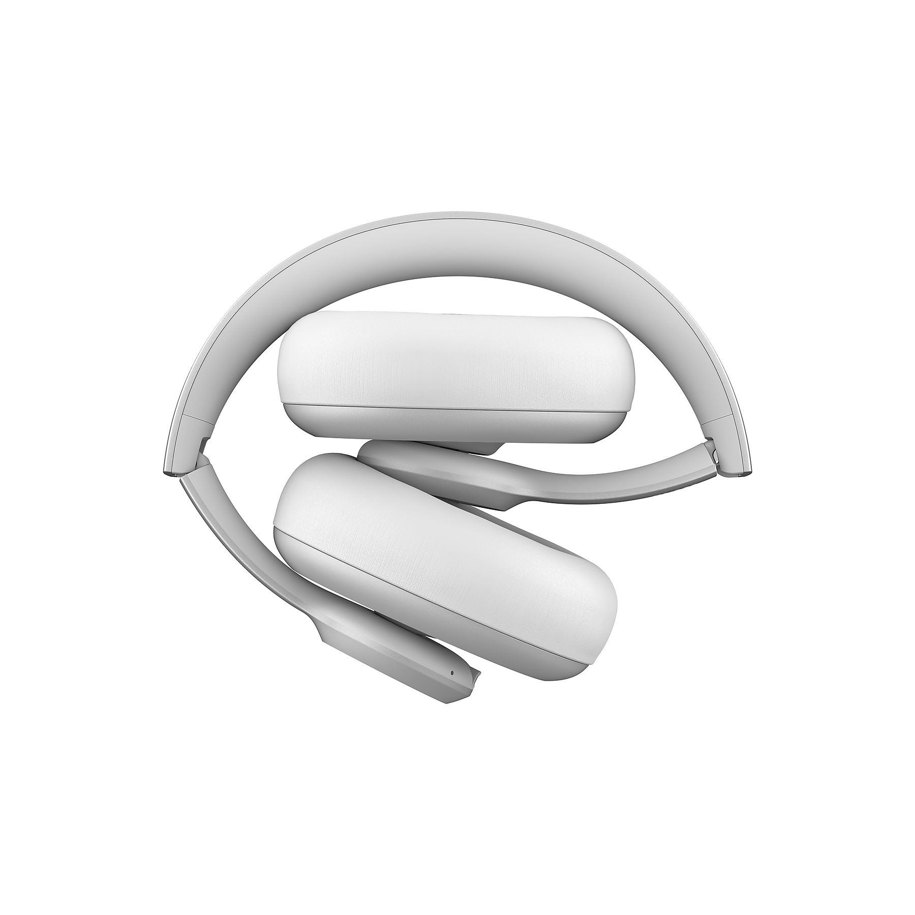 Casque blanc plié sur fond blanc.