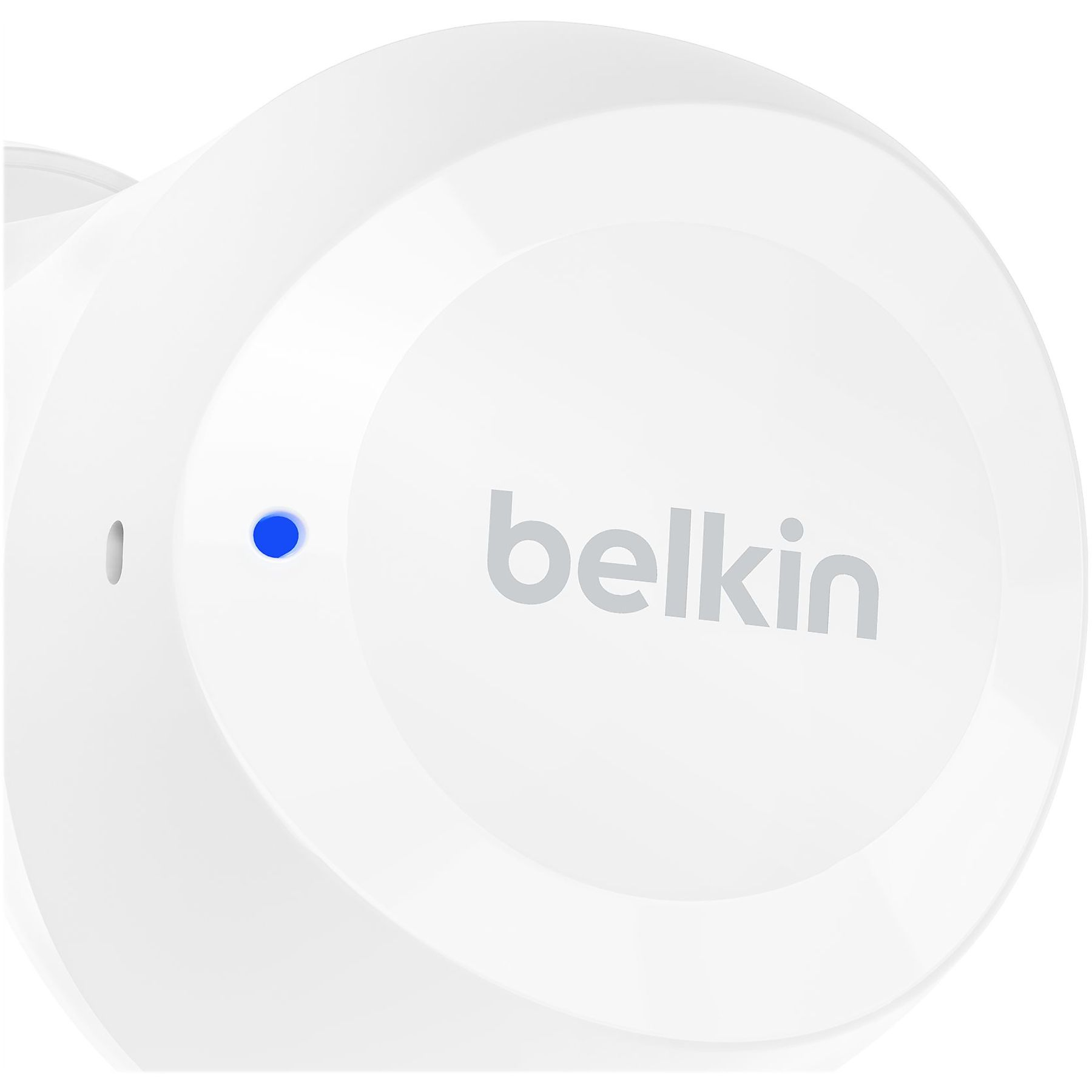 Białe urządzenie Belkin z niebieskim światłem i szczeliną.