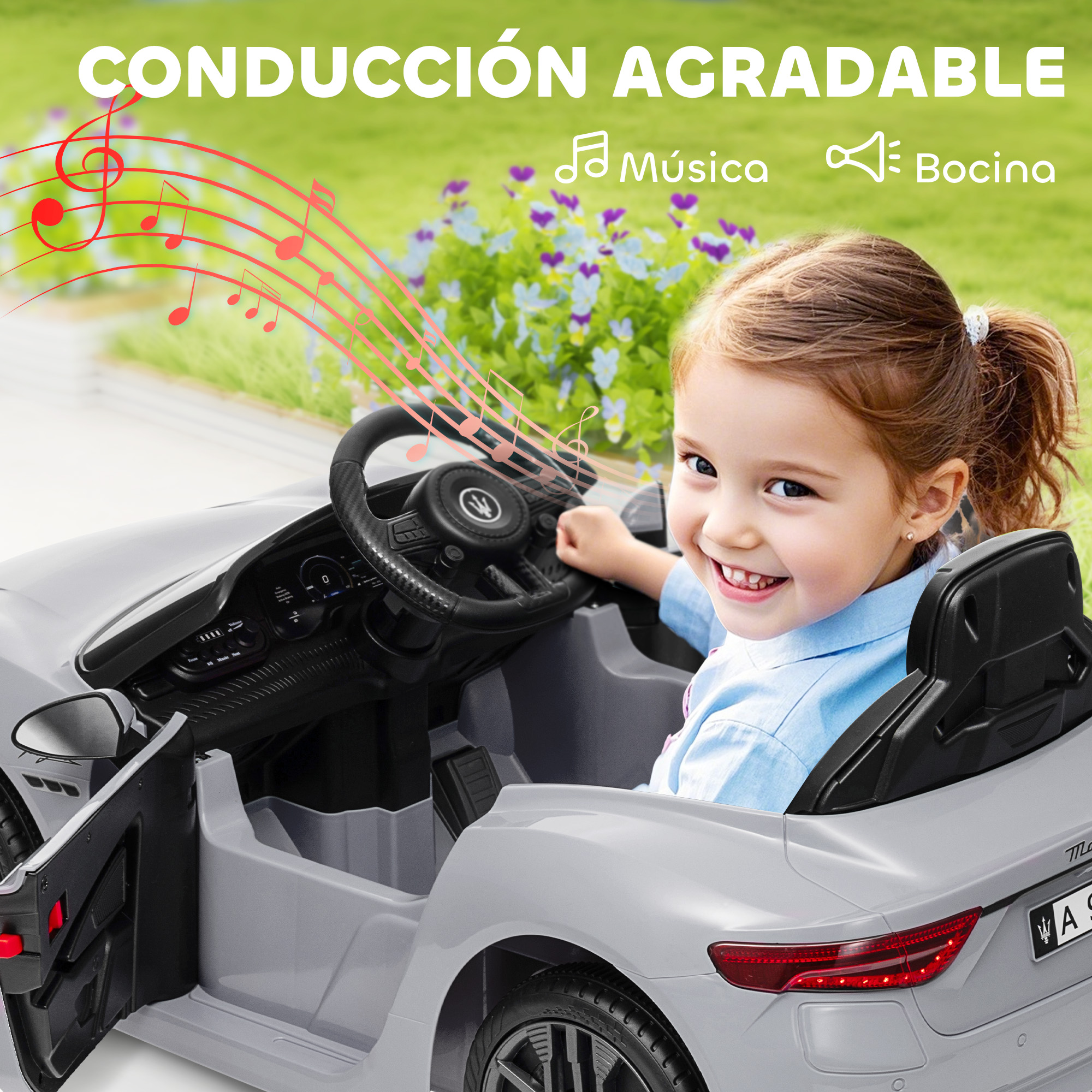 Una niña sentada en un coche de juguete gris con notas musicales y flores.