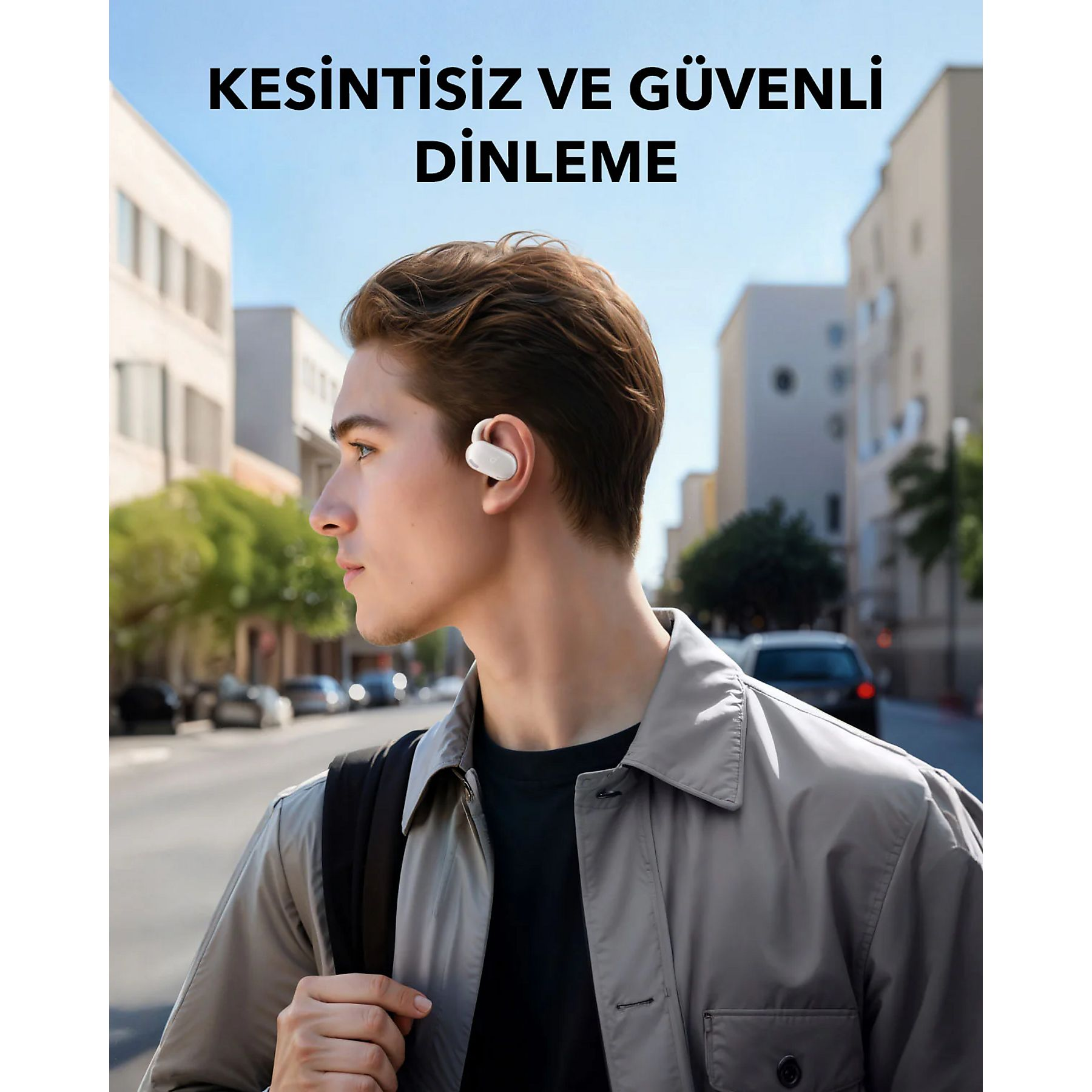 Un hombre con auriculares blancos al aire libre, con edificios y coches de fondo.