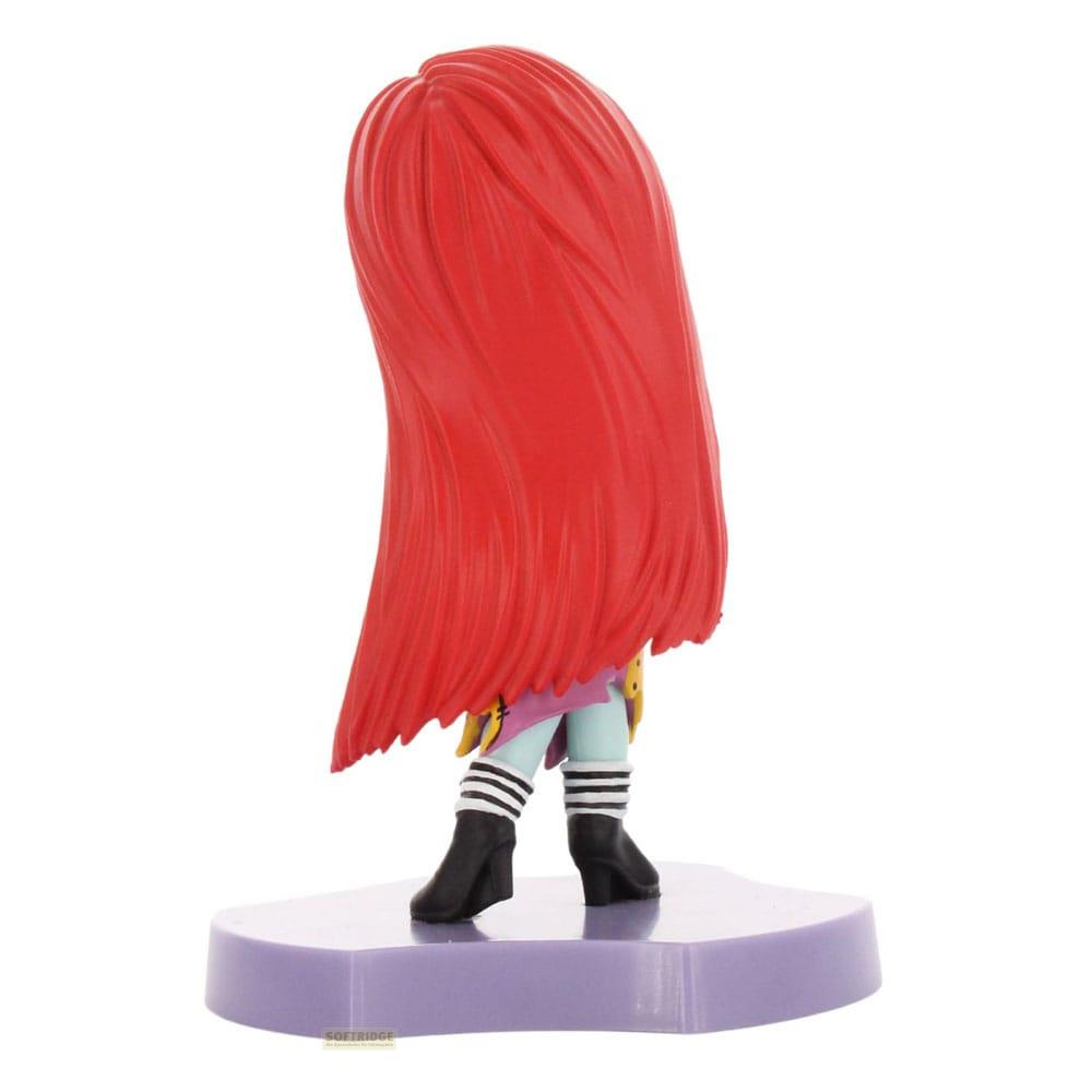 Una figura con pelo rojo, vestido morado y piernas a rayas blancas y negras.
