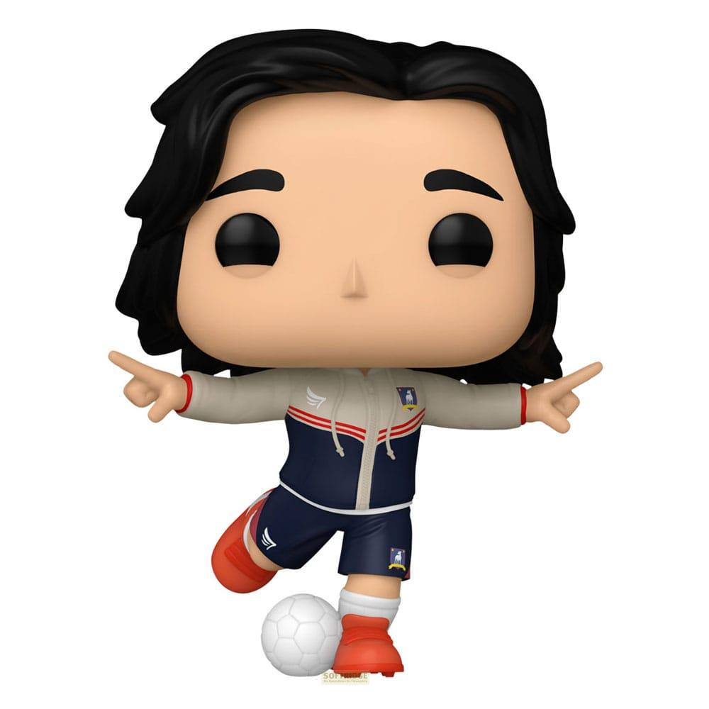 Figura con capelli neri gioca a calcio in tuta blu e bianca.