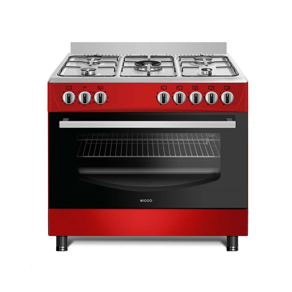 Een rode gasfornuis met vier branders en een glazen ovendeur staat wit.
