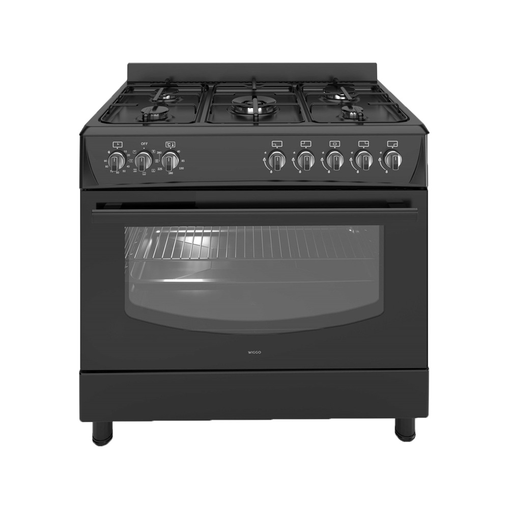 Een zwarte gasfornuis met vier branders en een oven met glazen deur.