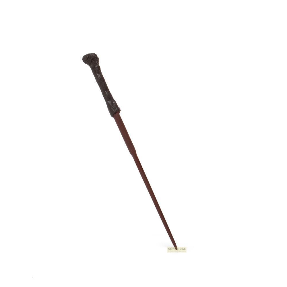 Une baguette marron à manche sombre est posée en diagonale sur fond blanc.