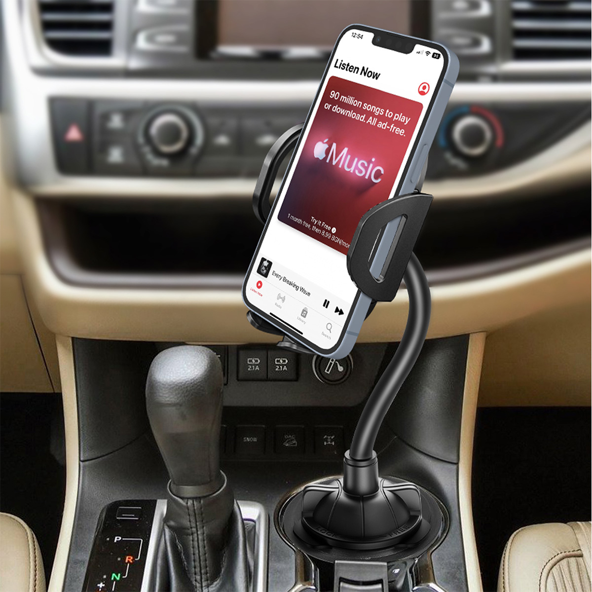Handyhalterung im Auto mit Apple Music App auf dem Bildschirm.
