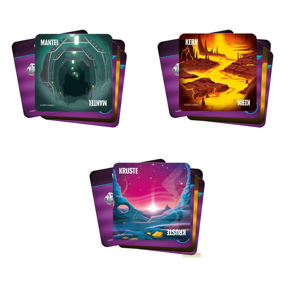 Drei Spielkarten mit mysteriösen Szenen: Tunnel, Lava und fremde Landschaft.