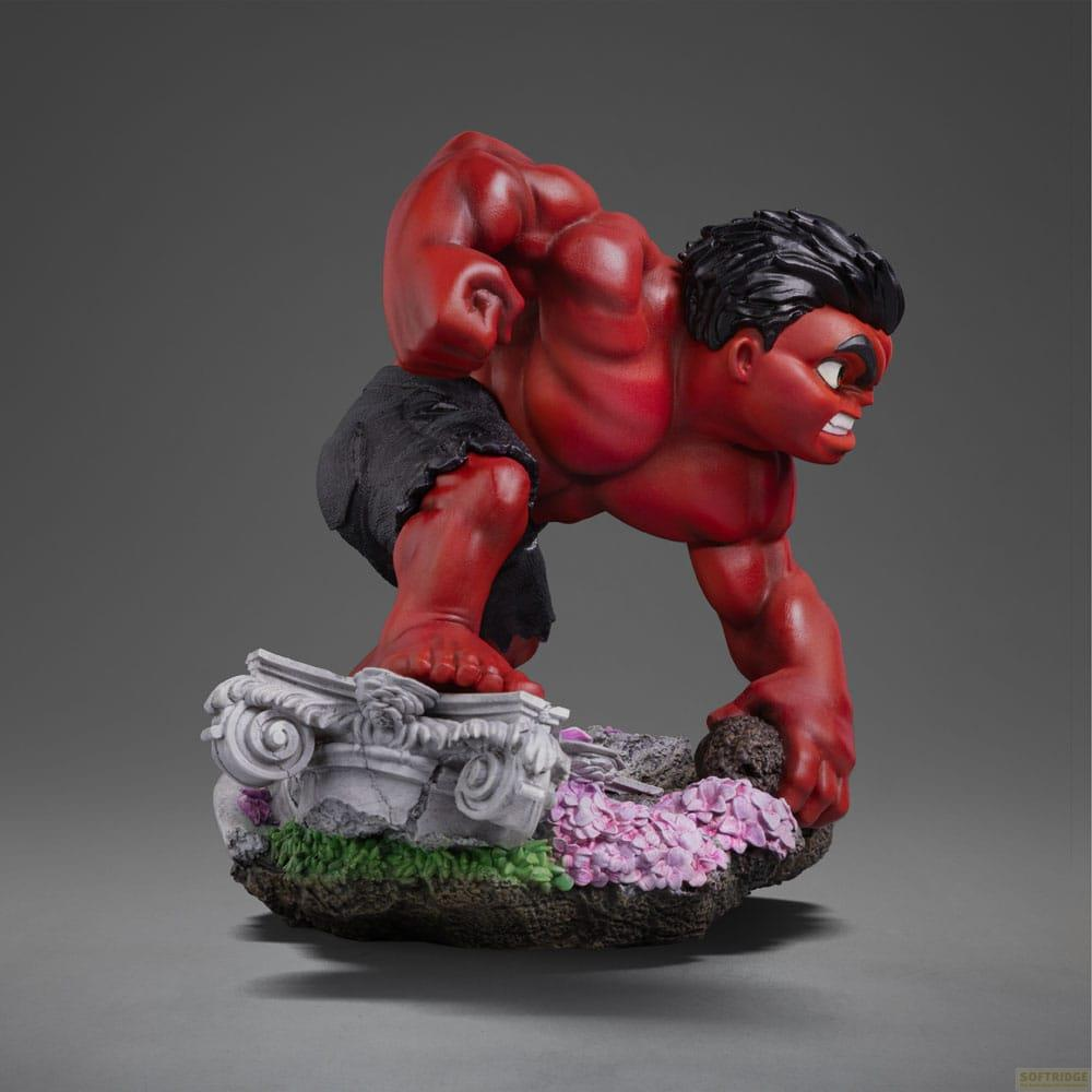 Figura di Red Hulk su rocce con rovine di colonna e fiori.