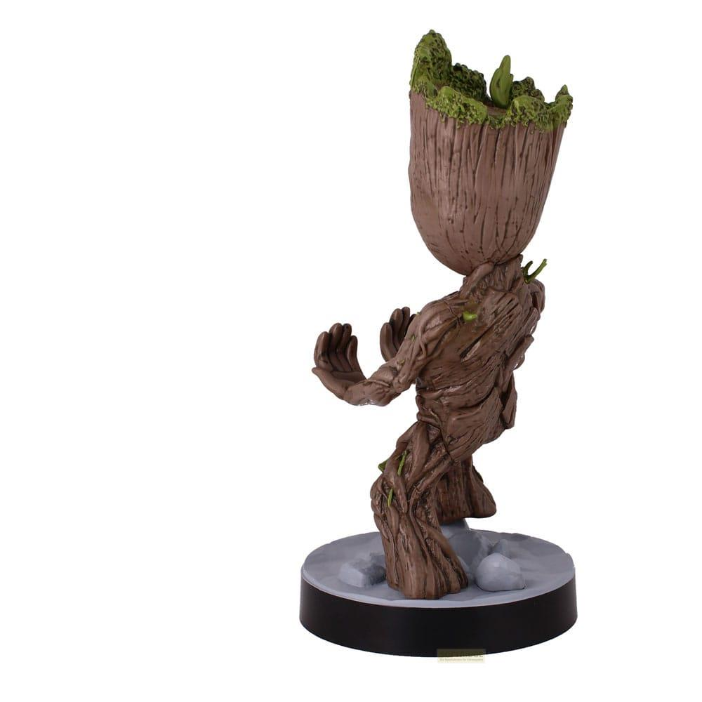 Statua di Baby Groot su una base. Ha corteccia marrone e foglie verdi in cima.