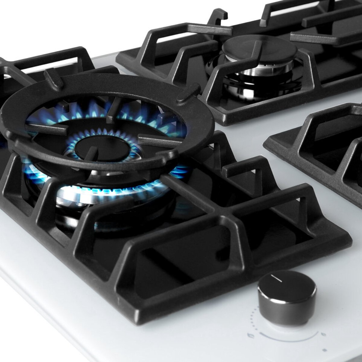 Een gaskookplaat met brandende blauwe vlam op wit glas.