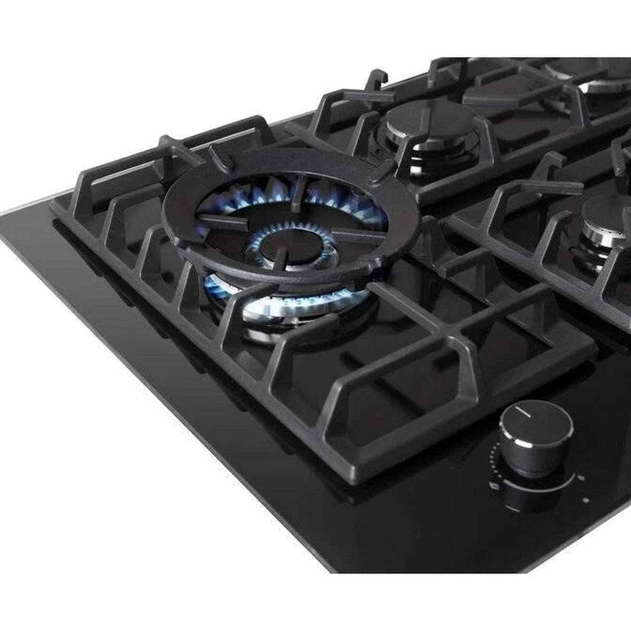 Een zwarte gasfornuis met een blauwe vlam uit een brander.