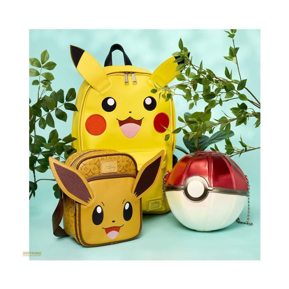 Mochila amarilla de Pikachu, bolso marrón de Eevee y bolso de Pokeball rojo/blanco sobre fondo azul.