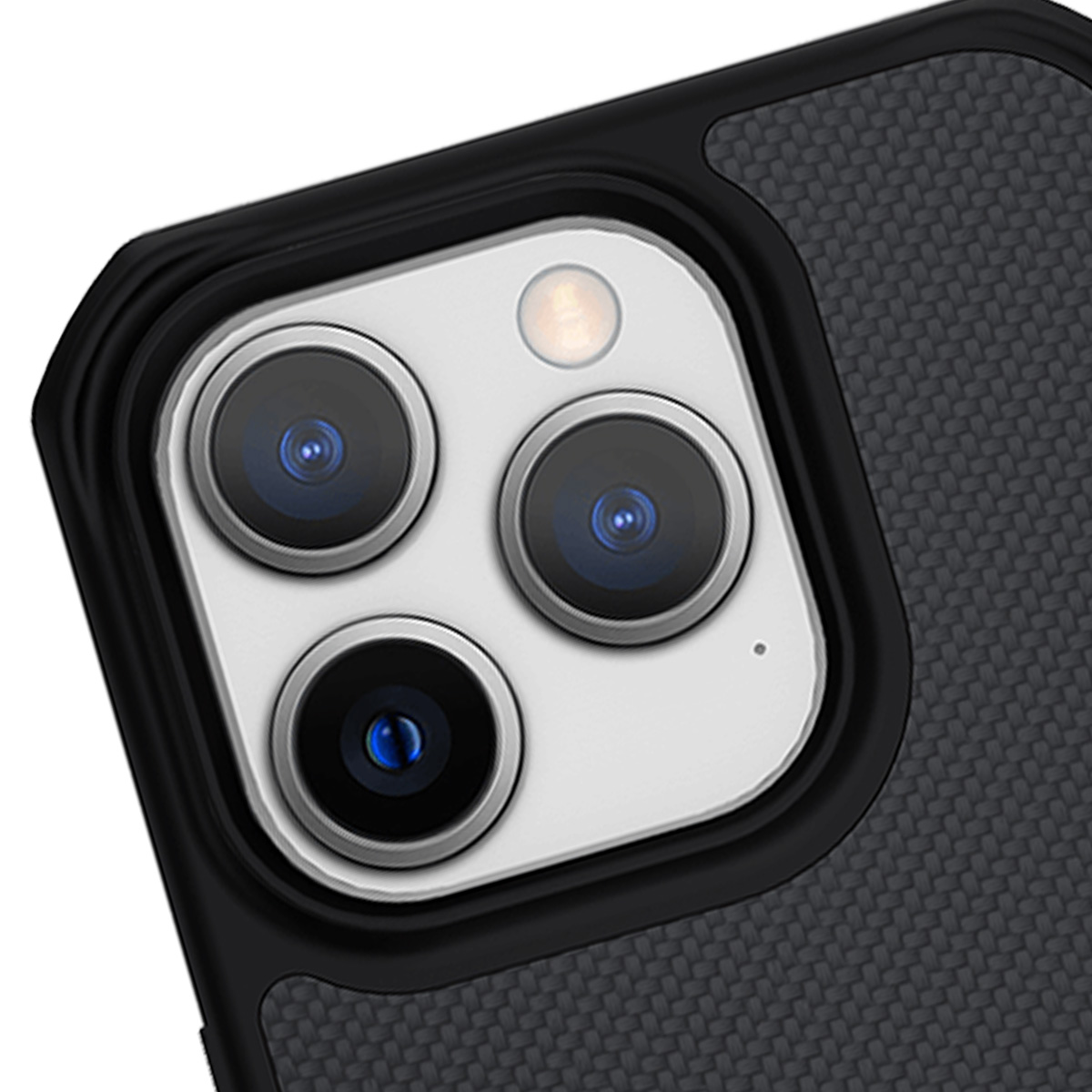 Tre lenti della fotocamera e flash su una custodia nera per telefono con motivo in carbonio.