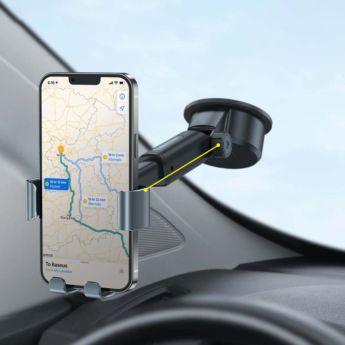 Smartfon z aplikacją nawigacyjną w uchwycie samochodowym na desce rozdzielczej.