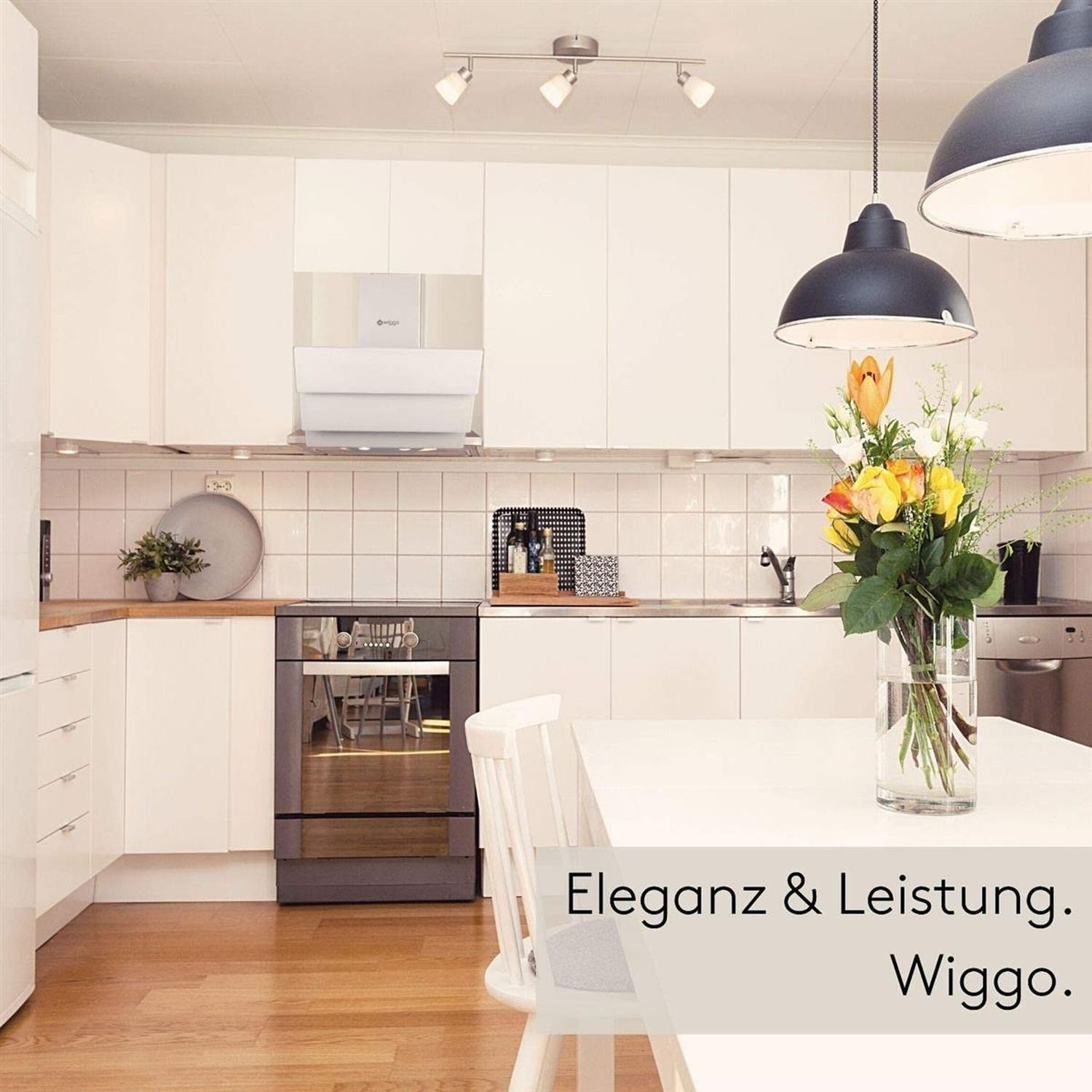 Cuisine blanche moderne avec bouquet de fleurs sur table et parquet.