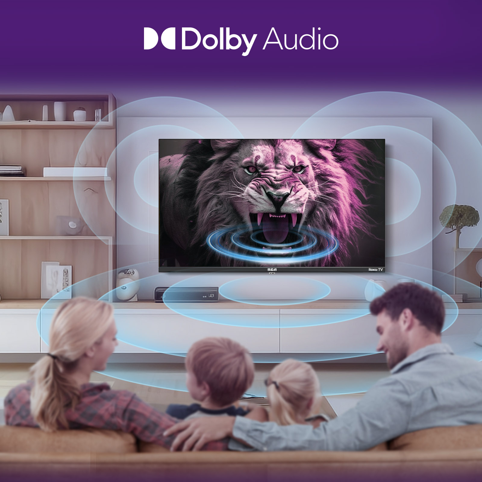 Familie schaut TV mit Dolby Audio; Löwenbild auf dem Bildschirm.