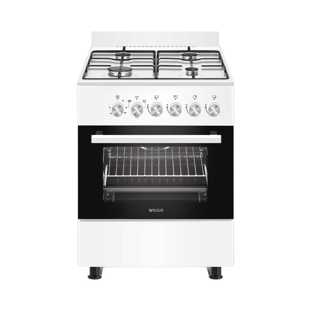 Een witte gasfornuis met vier branders, een oven en zilveren bedieningsknoppen.