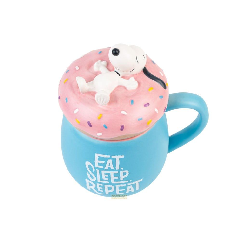 Eine blaue Tasse mit Snoopy auf einem rosa Donutdeckel. "Eat Sleep Repeat" steht darauf.